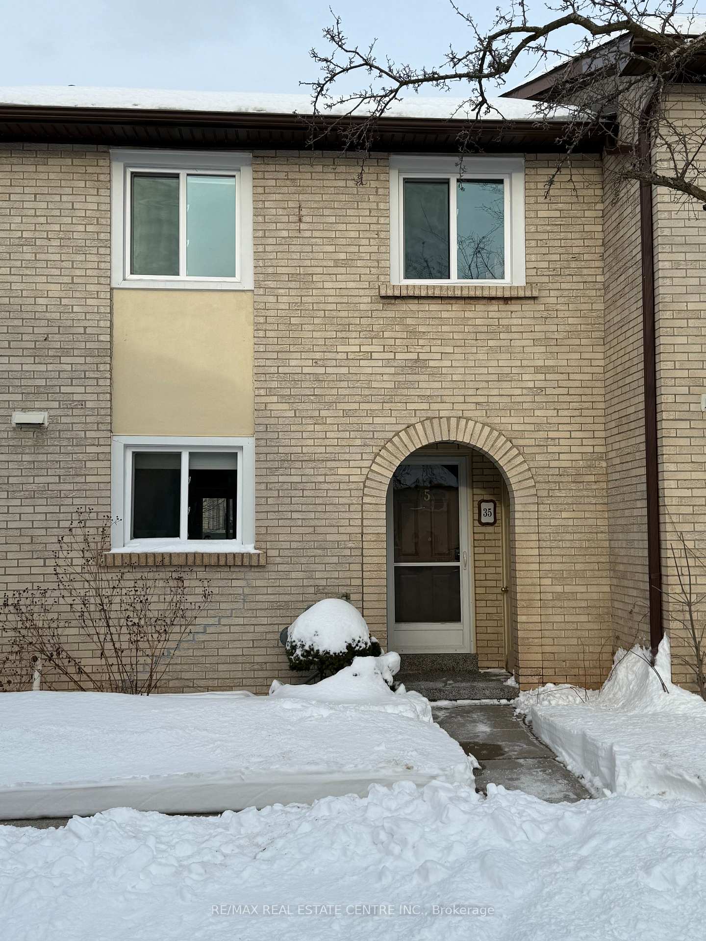 Front of Unit 35, 41 Nadia Place