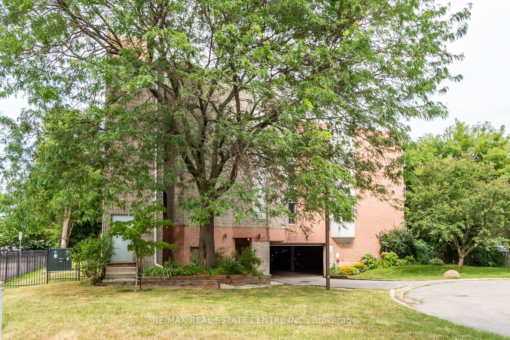 Photo 2 of Unit 105, 6 Niagara Street, Grimsby, Grimsby West — HOMEH