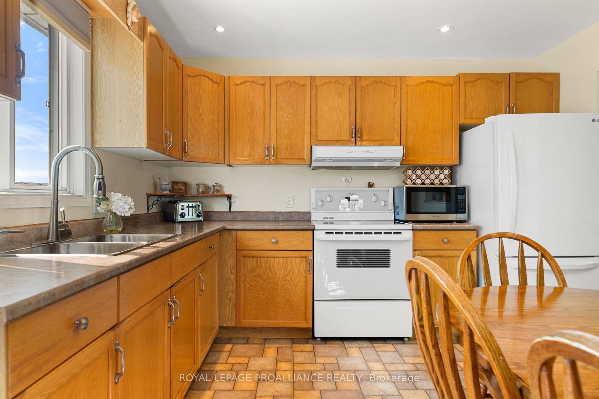 Photo 15 of 119 University Avenue, Belleville, Belleville Ward — HOMEH