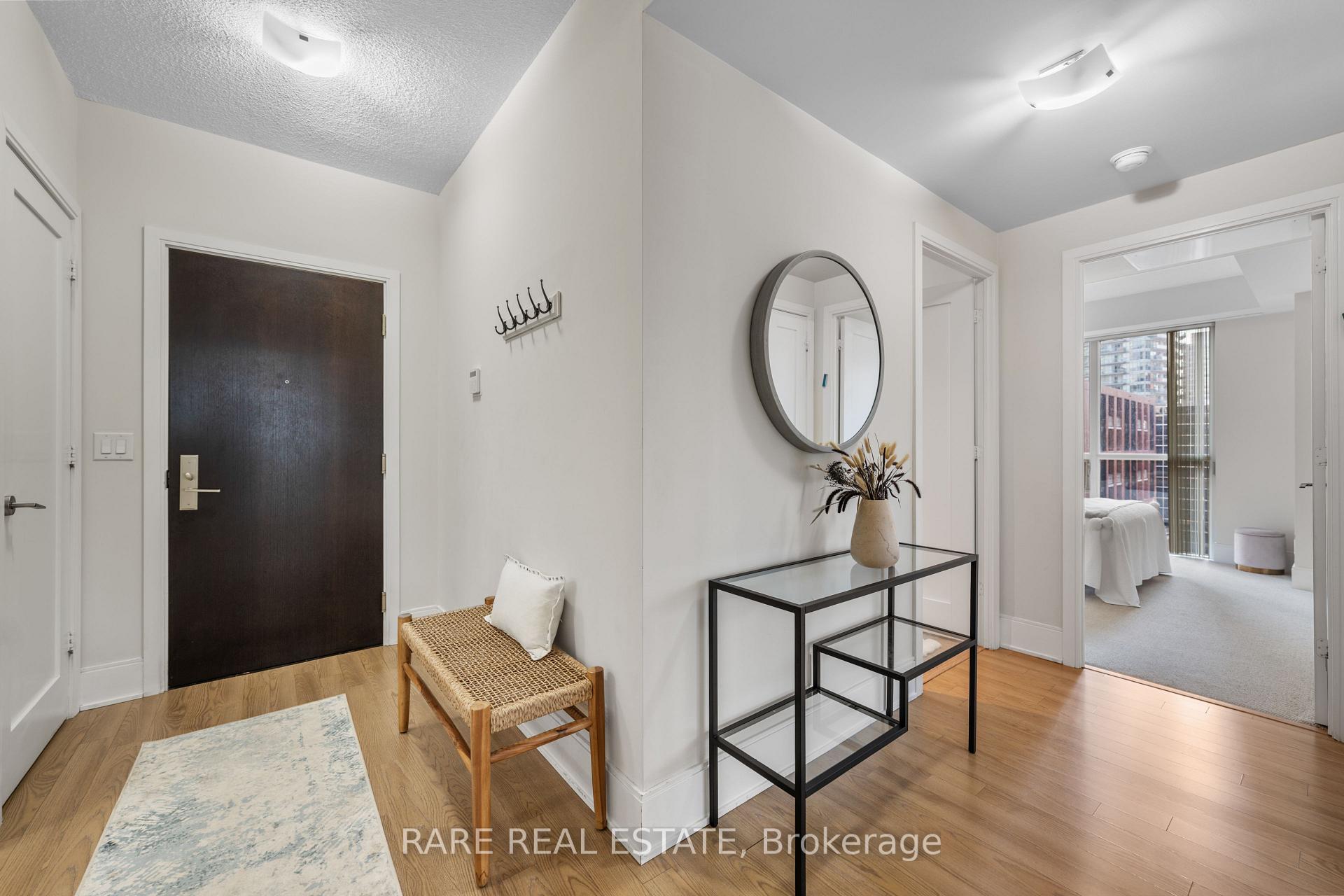Photo 2 of Unit 715, 70 Roehampton Avenue, Toronto, Mount Pleasant West — HOMEH