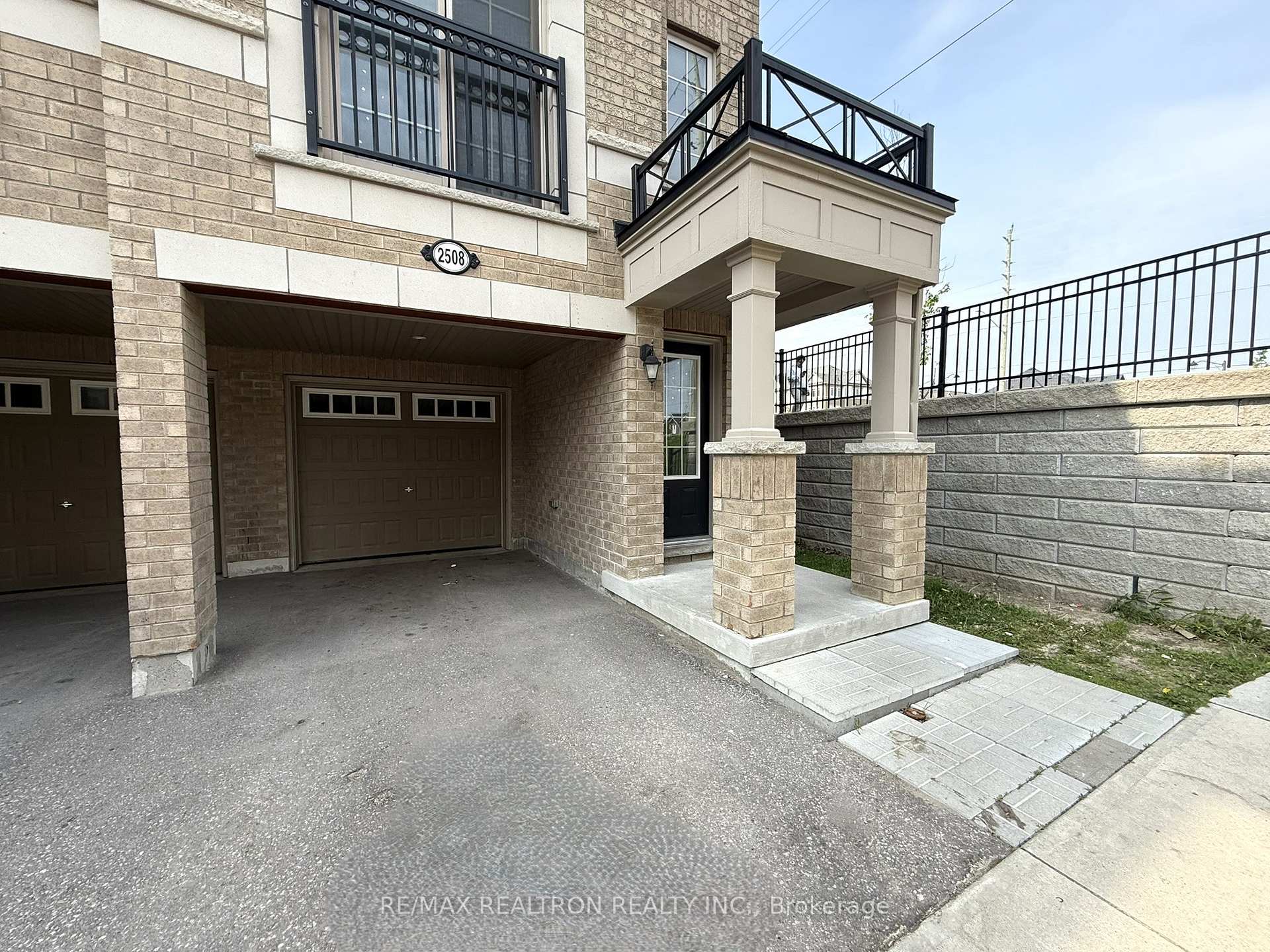 Photo 2 of Unit 197, 2508 Rosedrop Path, Oshawa, Windfields — HOMEH