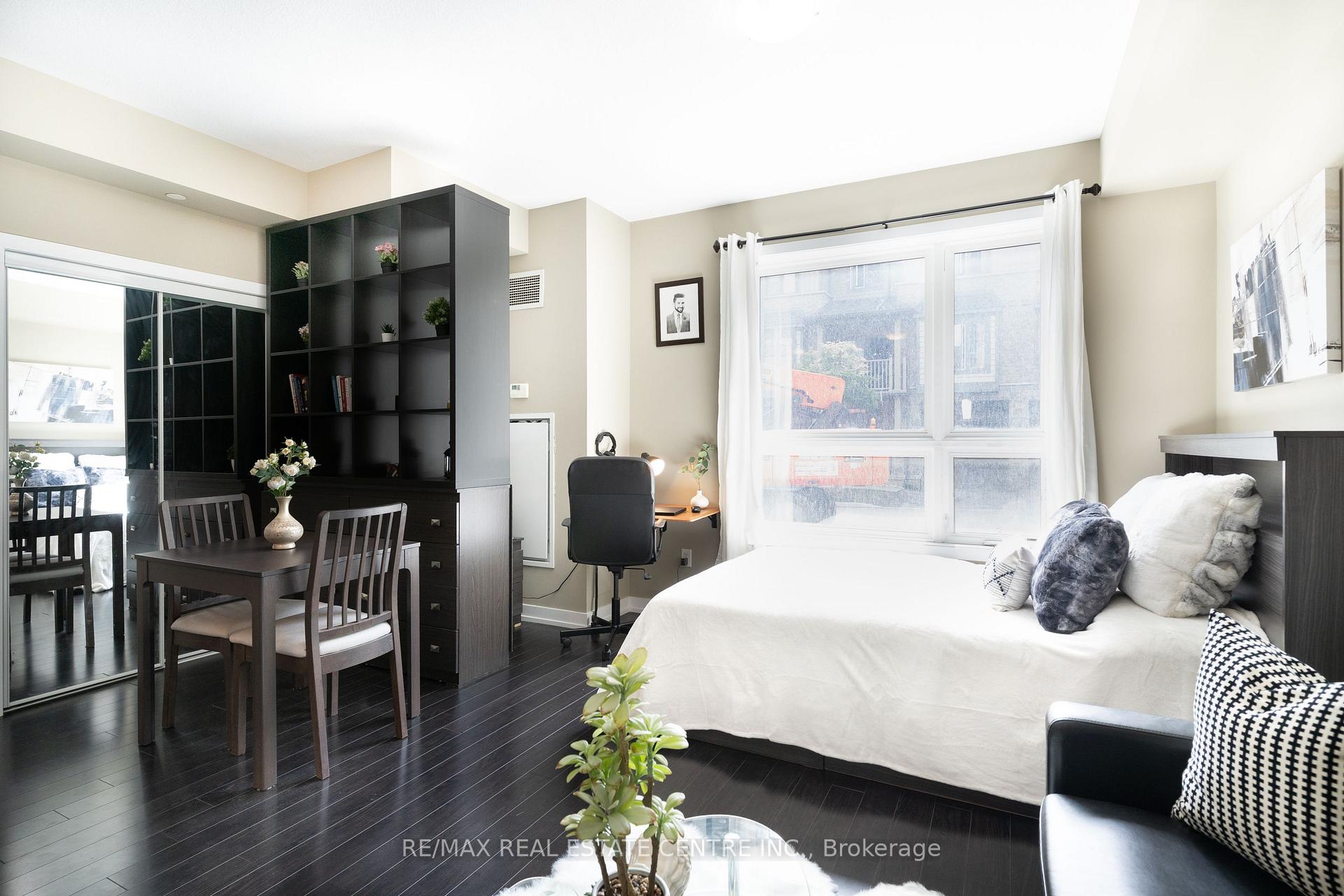 Photo 6 of Unit 114, 35 Southshore Crescent, Hamilton, Lakeshore — HOMEH