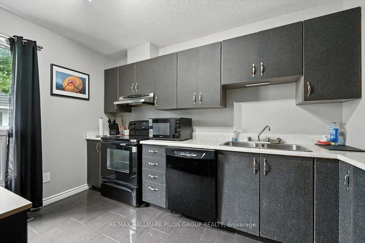 Photo 2 of 1417 Ballard Court, Ottawa, Pineview — HOMEH