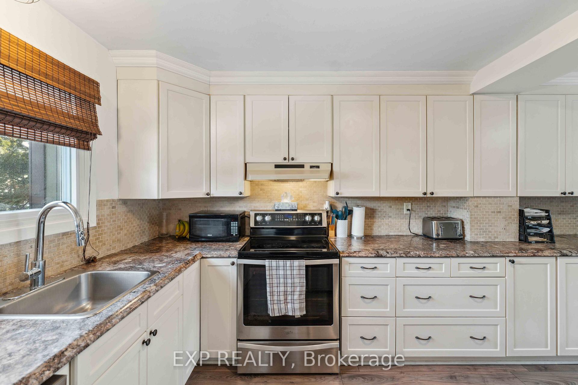 Photo 5 of 1355 Bakker Court, Ottawa, Convent Glen South — HOMEH