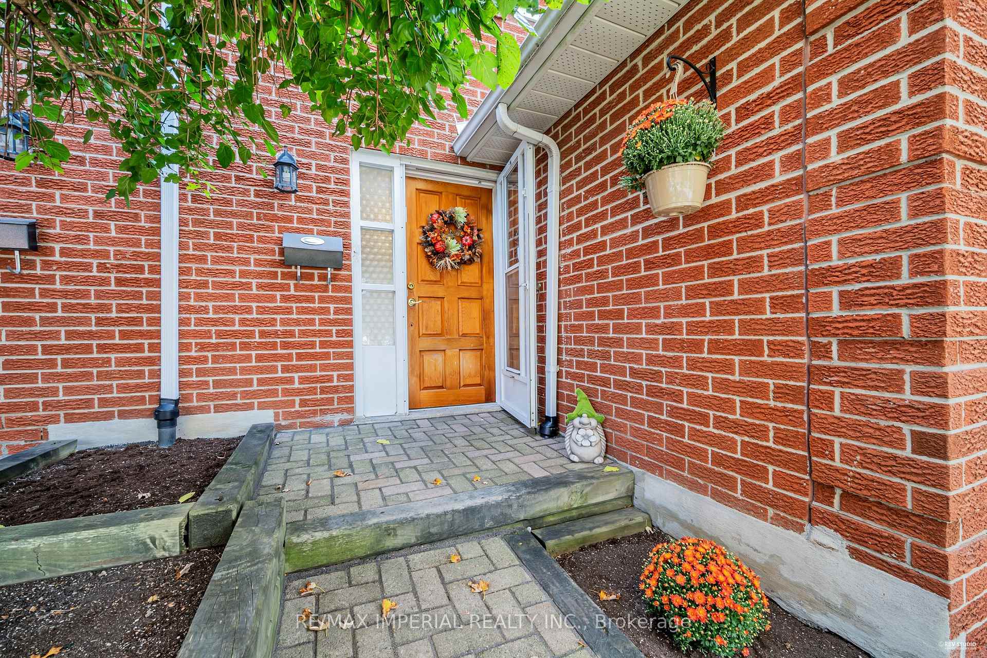 Photo 3 of 24 Norris Way, Markham, Aileen-Willowbrook — HOMEH