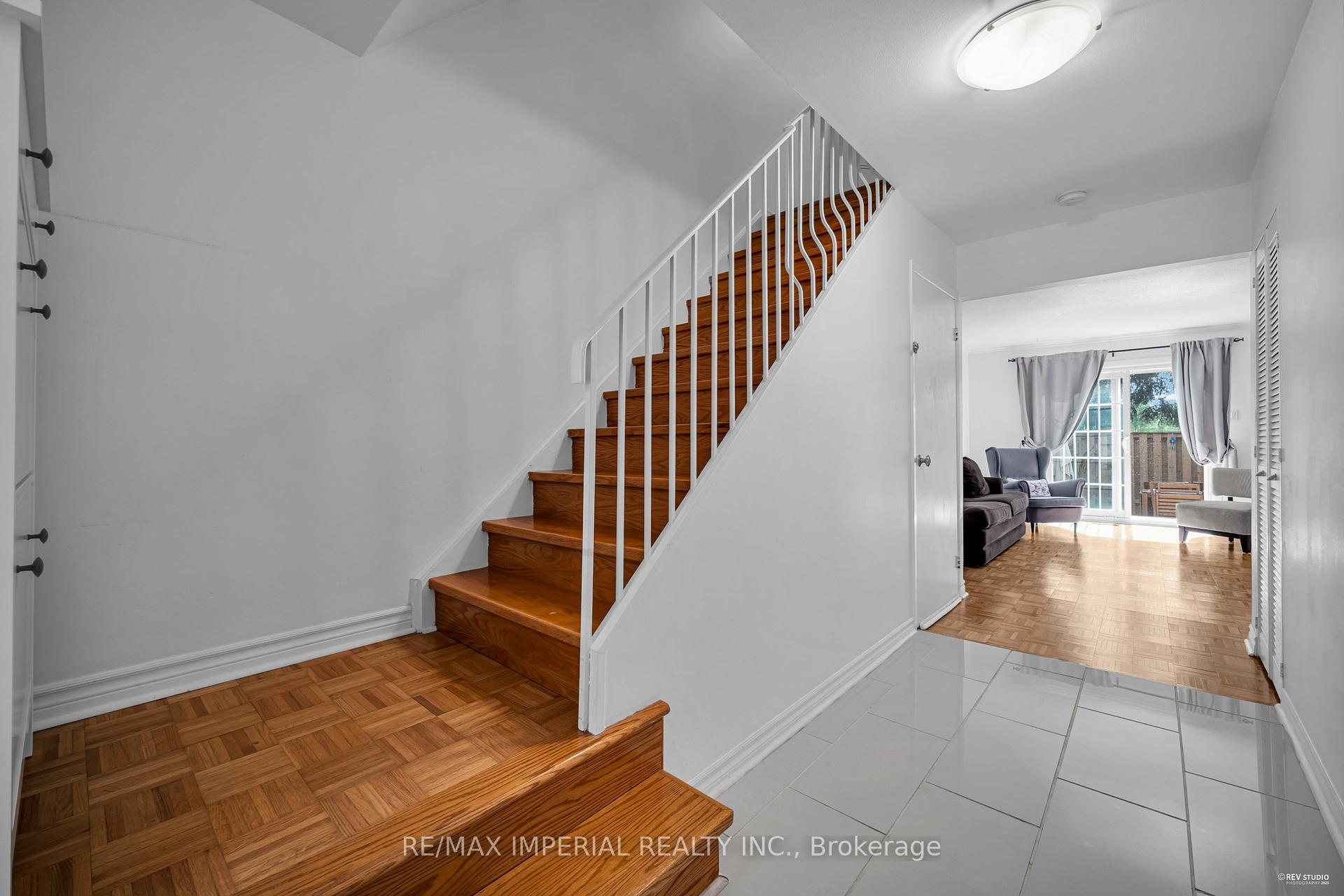 Photo 5 of 24 Norris Way, Markham, Aileen-Willowbrook — HOMEH