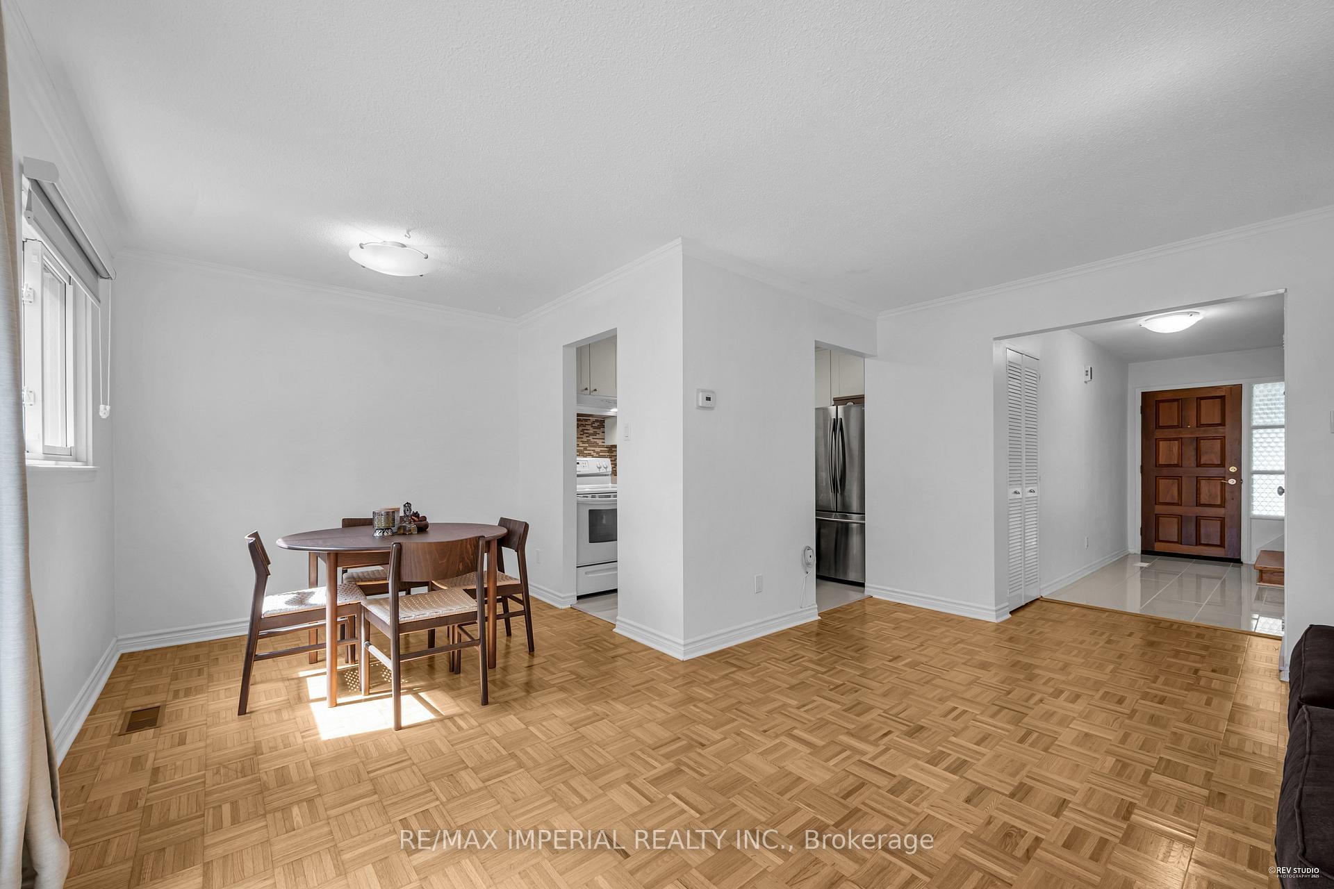 Photo 10 of 24 Norris Way, Markham, Aileen-Willowbrook — HOMEH