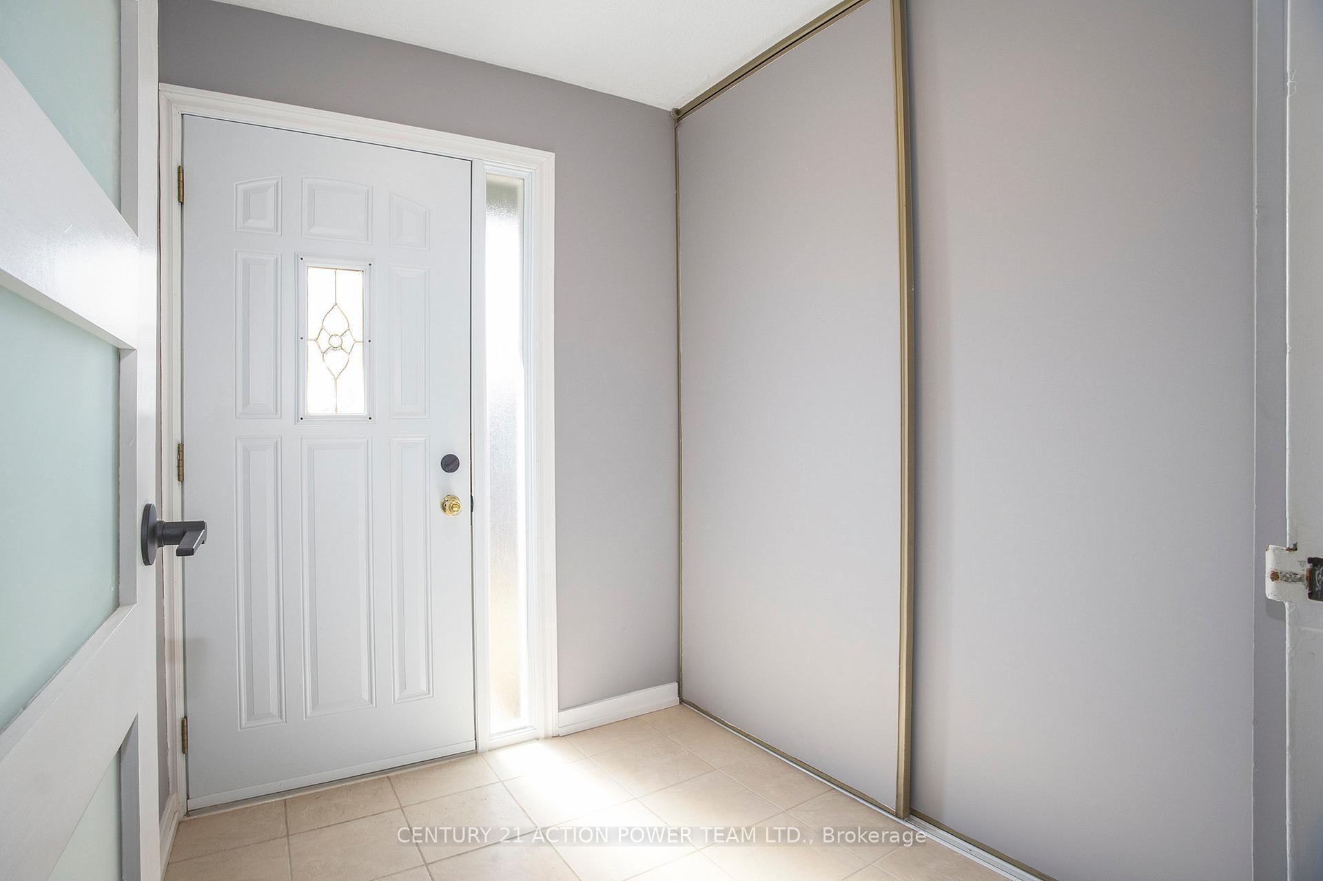 Photo 4 of Unit 1400, 1400 Ridgebrook Drive S, Ottawa, Pineview — HOMEH
