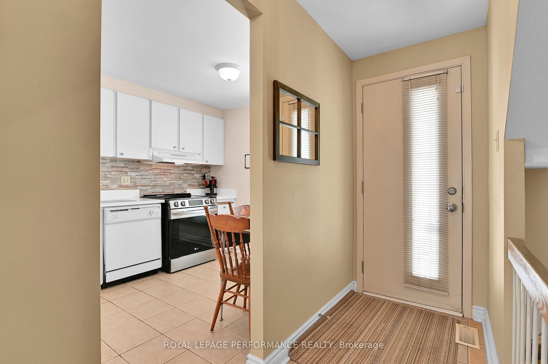 Photo 3 of 1923 Stonehenge Crescent, Ottawa, Pineview — HOMEH