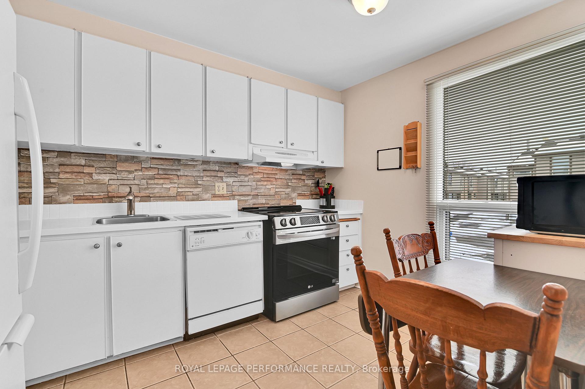Photo 4 of 1923 Stonehenge Crescent, Ottawa, Pineview — HOMEH