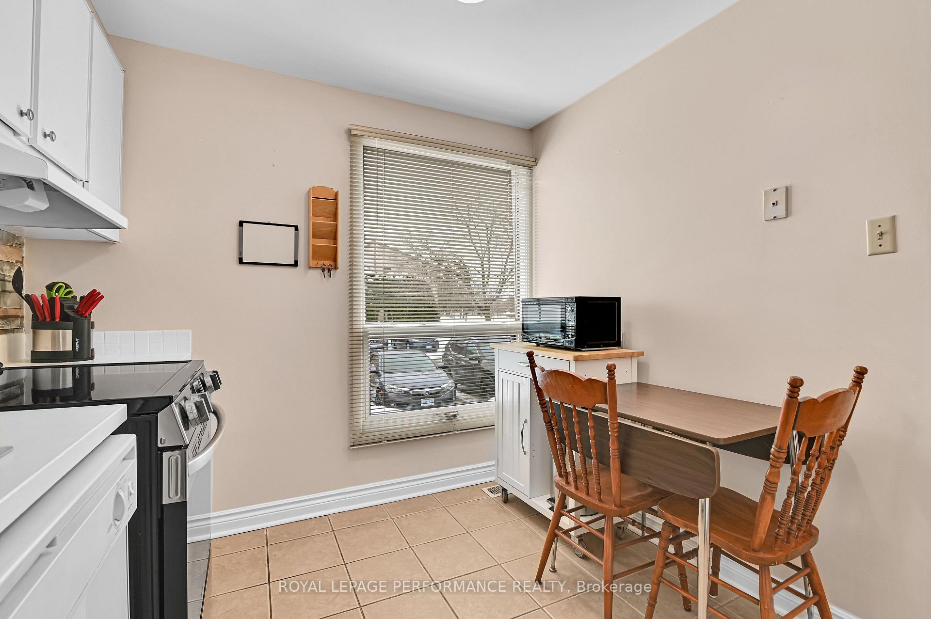 Photo 5 of 1923 Stonehenge Crescent, Ottawa, Pineview — HOMEH