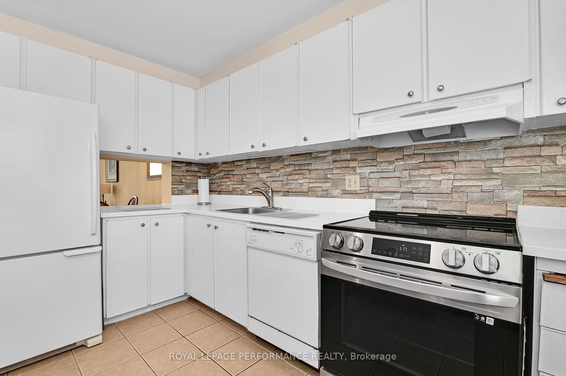 Photo 6 of 1923 Stonehenge Crescent, Ottawa, Pineview — HOMEH