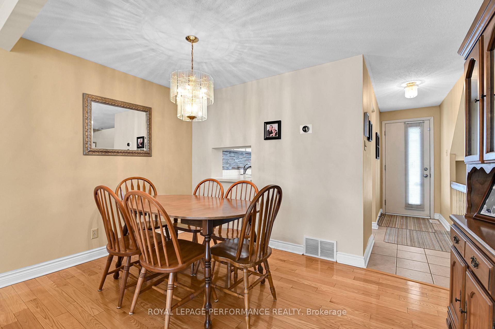 Photo 9 of 1923 Stonehenge Crescent, Ottawa, Pineview — HOMEH