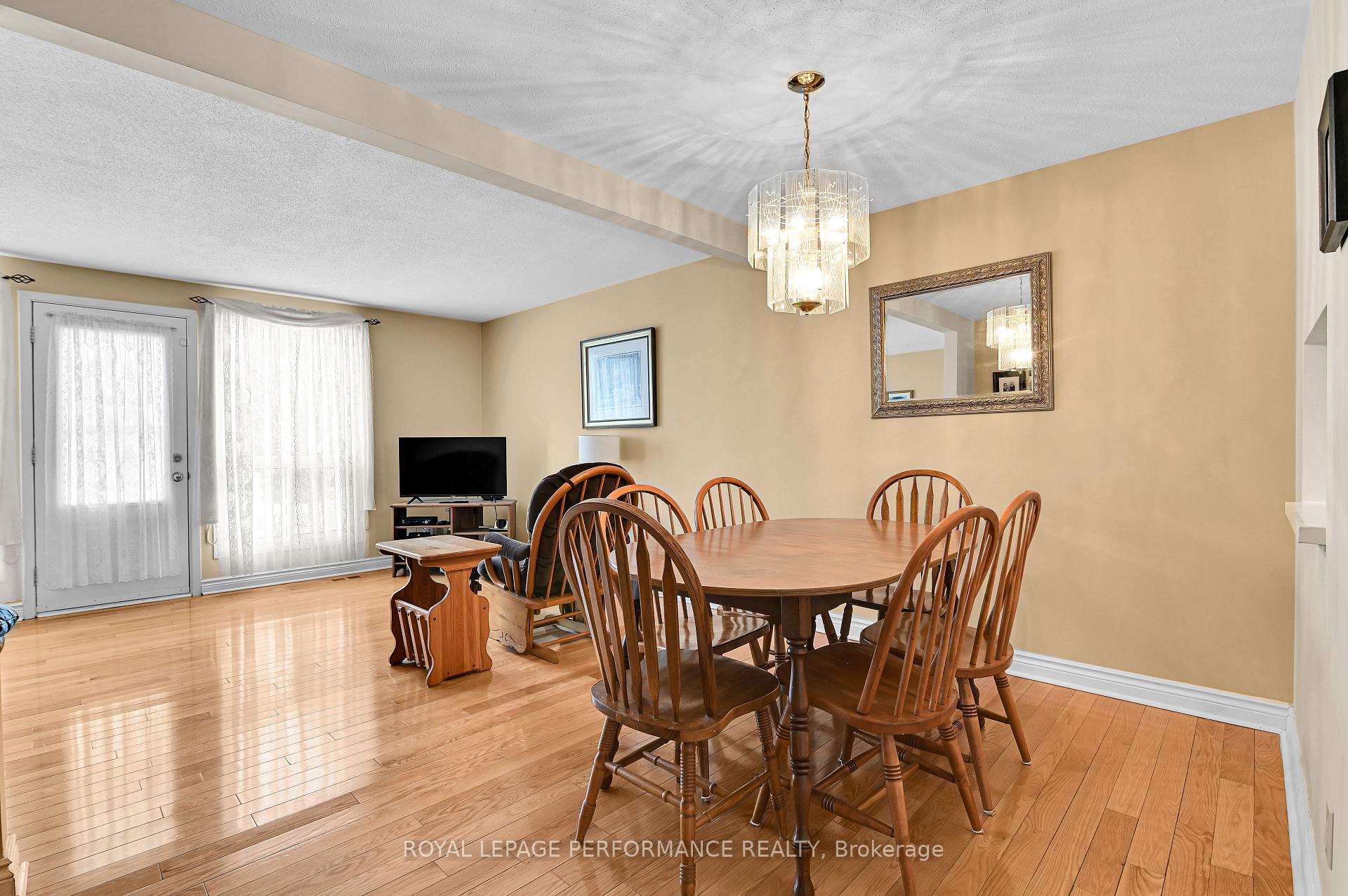 Photo 10 of 1923 Stonehenge Crescent, Ottawa, Pineview — HOMEH