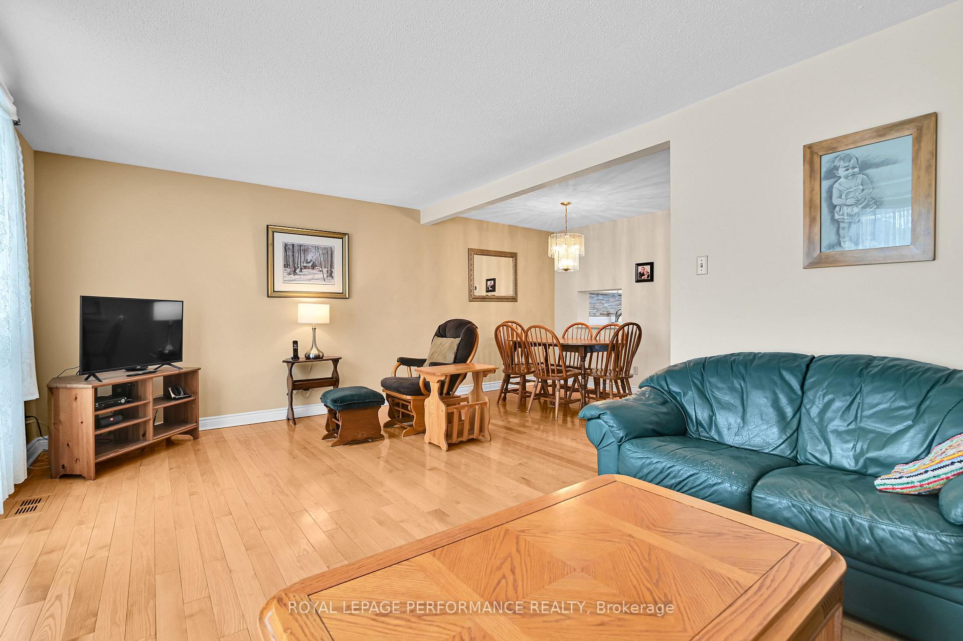 Photo 11 of 1923 Stonehenge Crescent, Ottawa, Pineview — HOMEH
