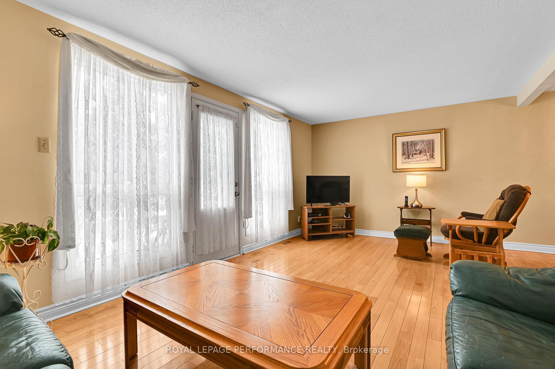 Photo 12 of 1923 Stonehenge Crescent, Ottawa, Pineview — HOMEH