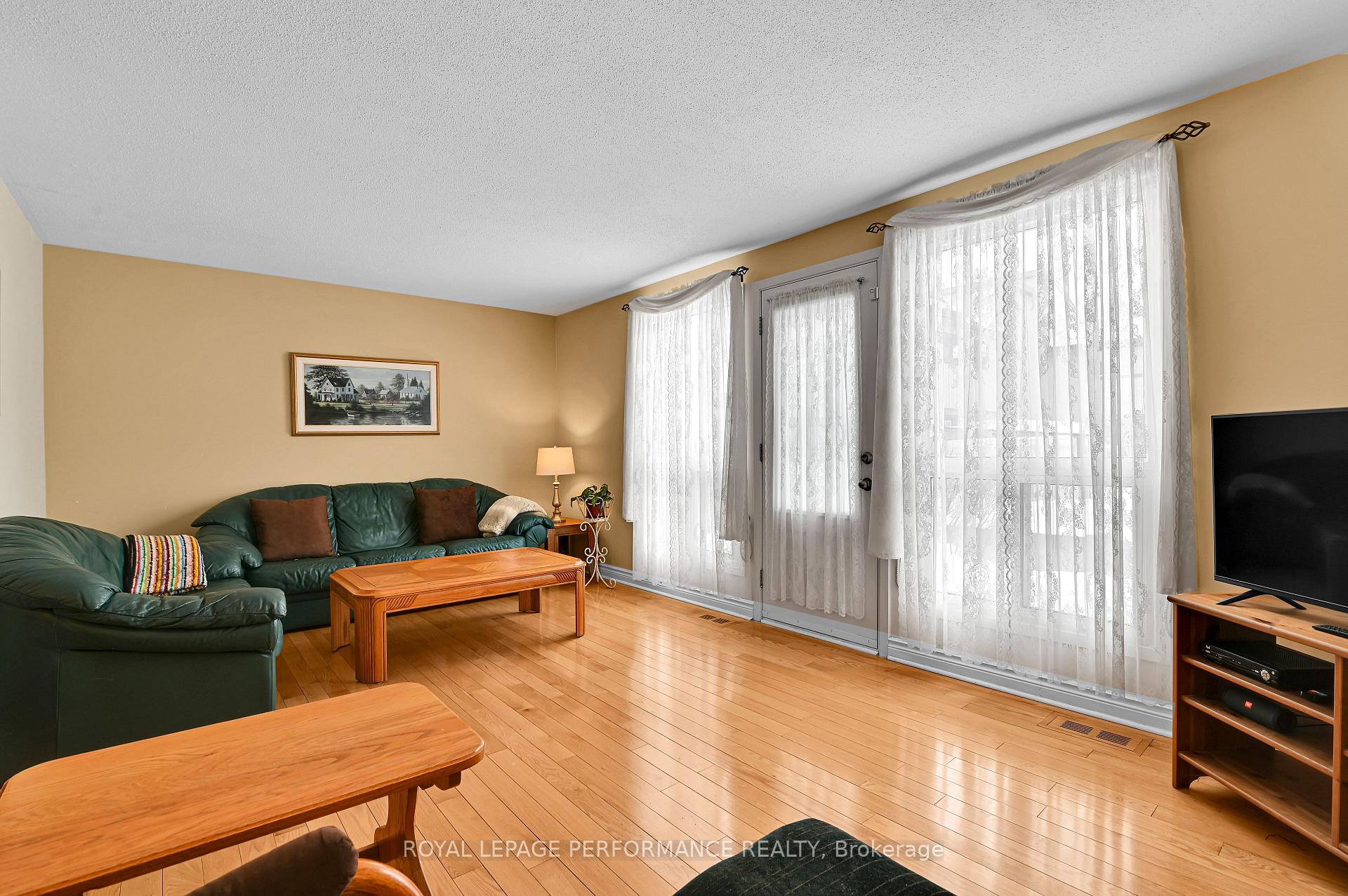 Photo 13 of 1923 Stonehenge Crescent, Ottawa, Pineview — HOMEH