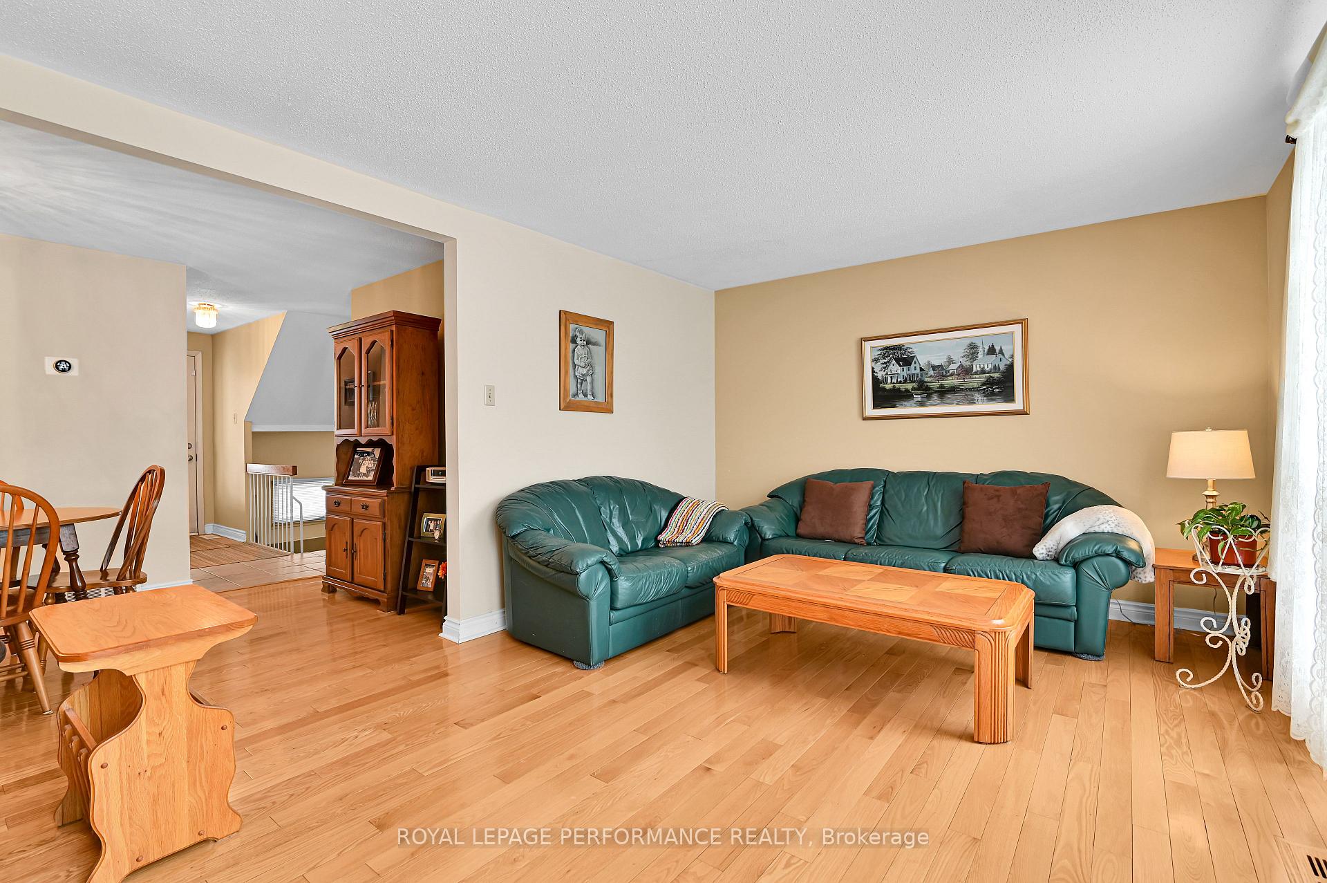 Photo 14 of 1923 Stonehenge Crescent, Ottawa, Pineview — HOMEH