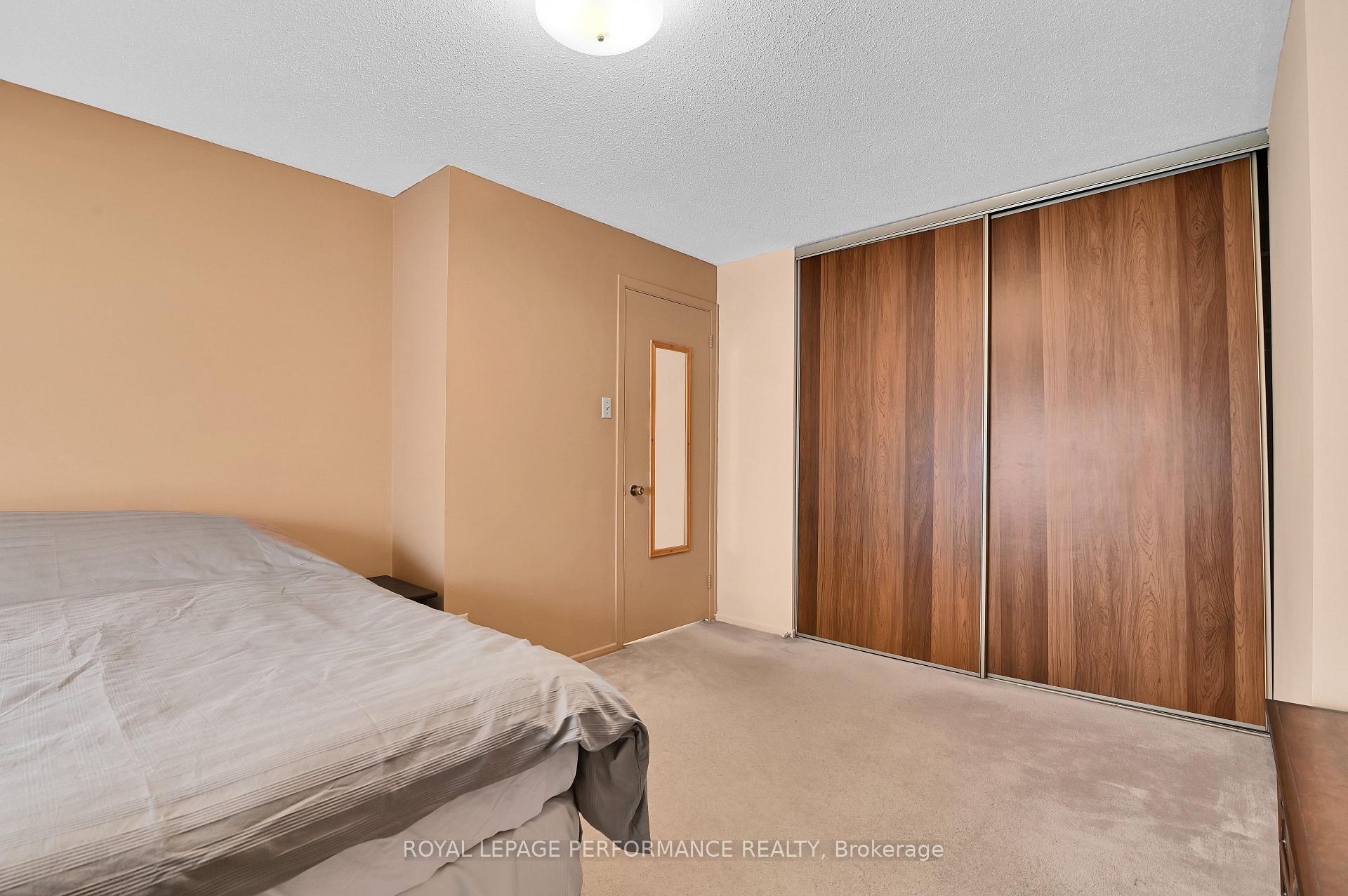 Photo 18 of 1923 Stonehenge Crescent, Ottawa, Pineview — HOMEH