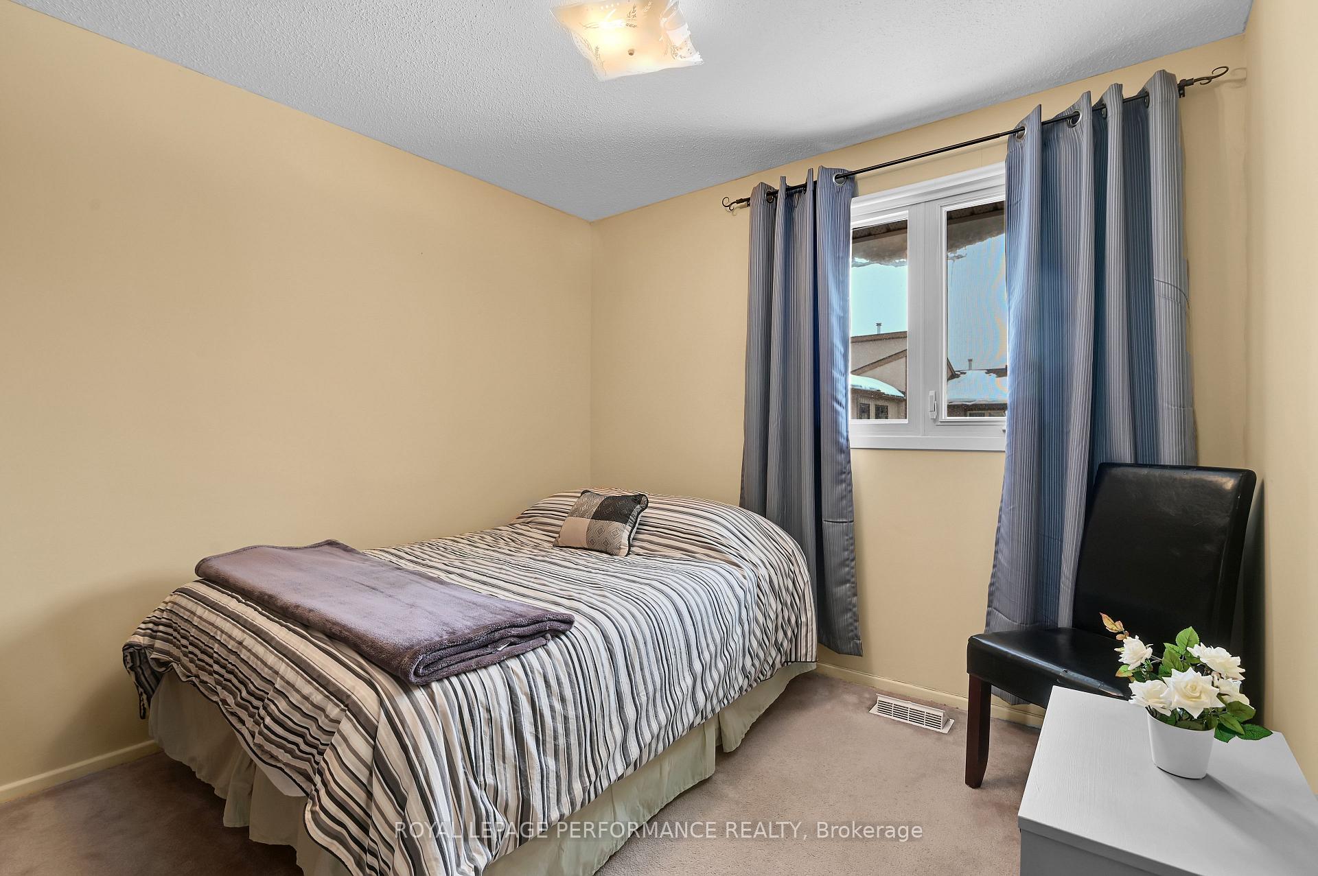Photo 20 of 1923 Stonehenge Crescent, Ottawa, Pineview — HOMEH