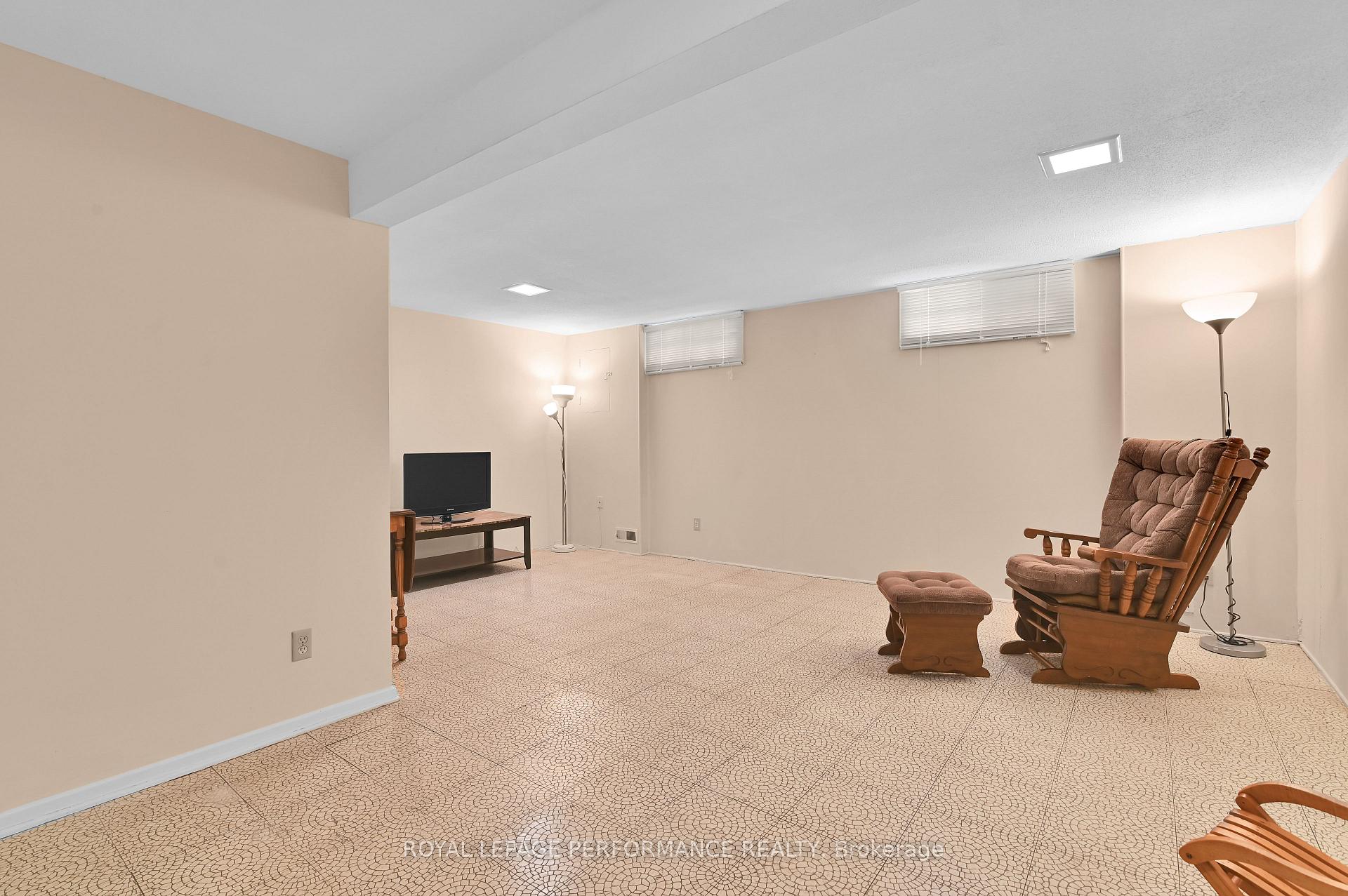 Photo 22 of 1923 Stonehenge Crescent, Ottawa, Pineview — HOMEH