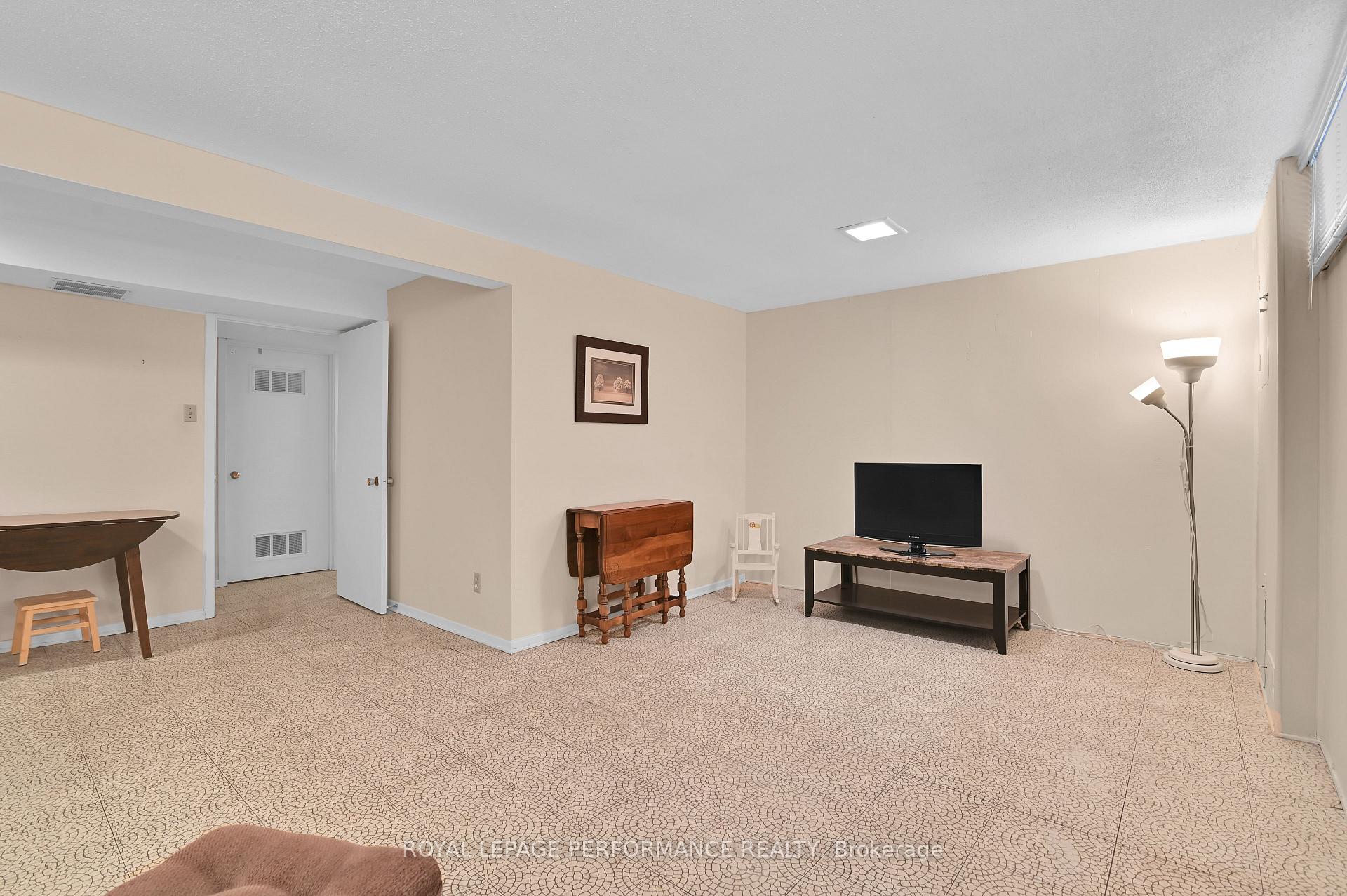 Photo 23 of 1923 Stonehenge Crescent, Ottawa, Pineview — HOMEH