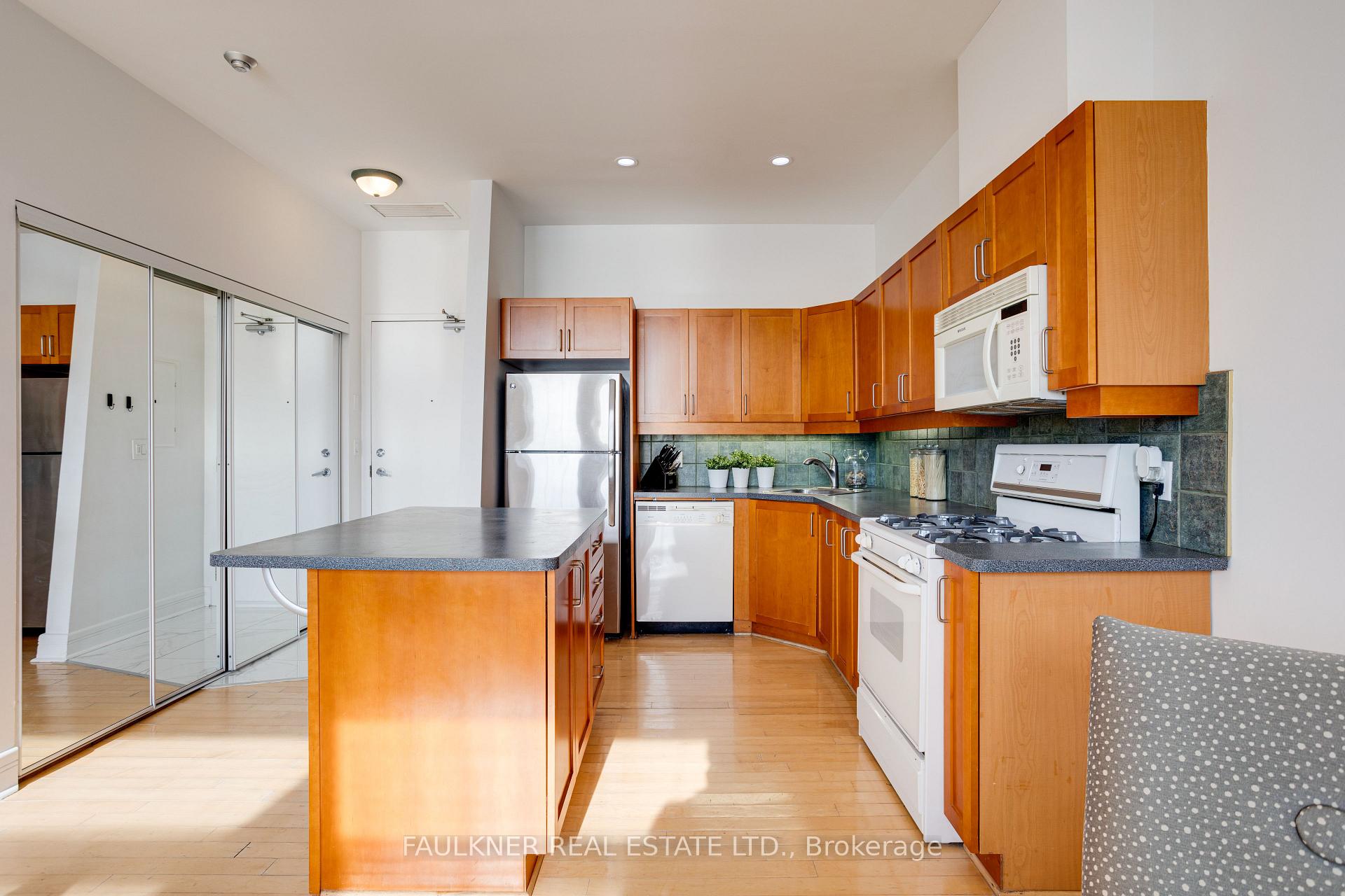 Photo 2 of Unit 301, 174 Stanley Avenue, Ottawa, New Edinburgh — HOMEH