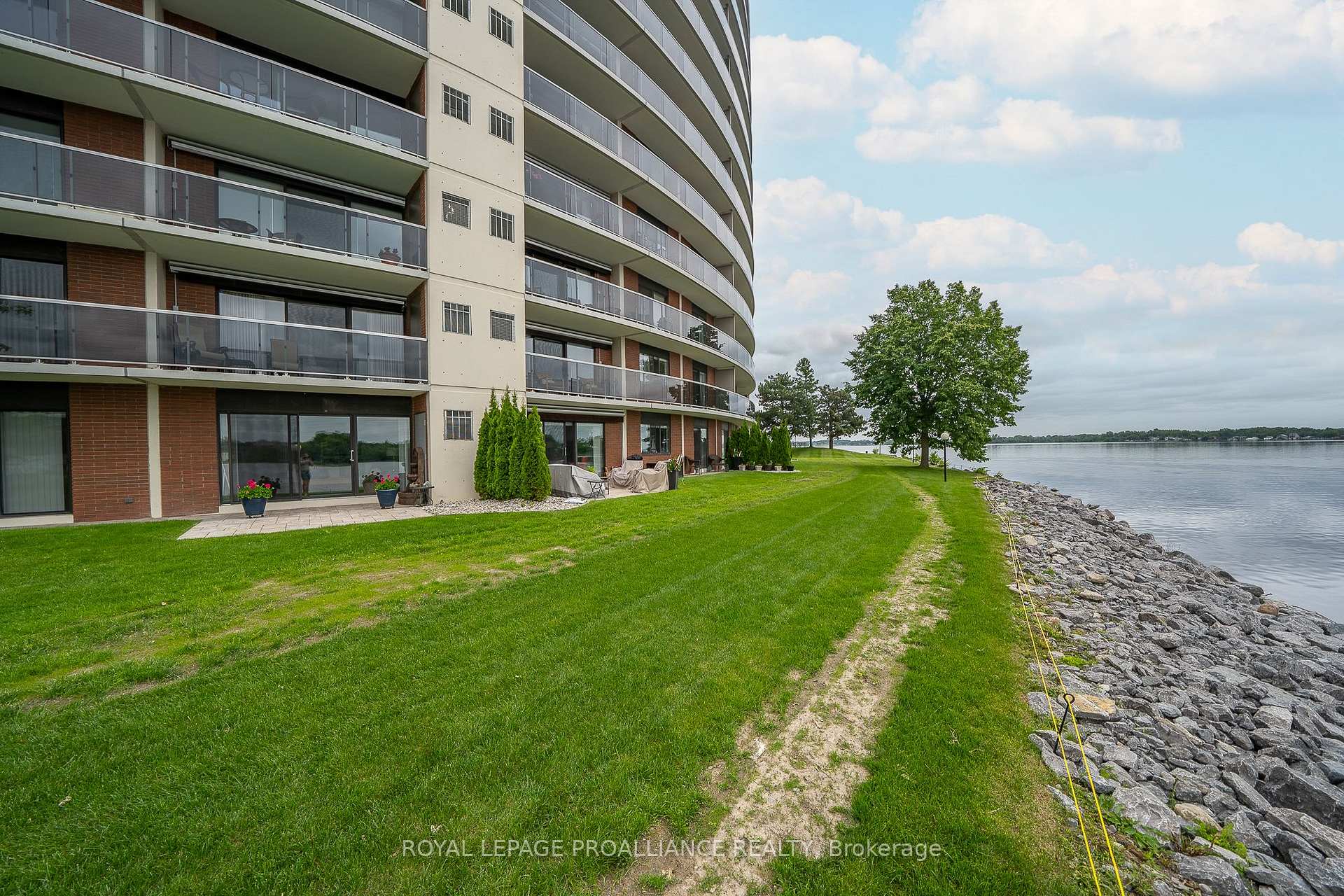 Photo 33 of Unit 301, 2 South Front Street, Belleville, Belleville Ward — HOMEH