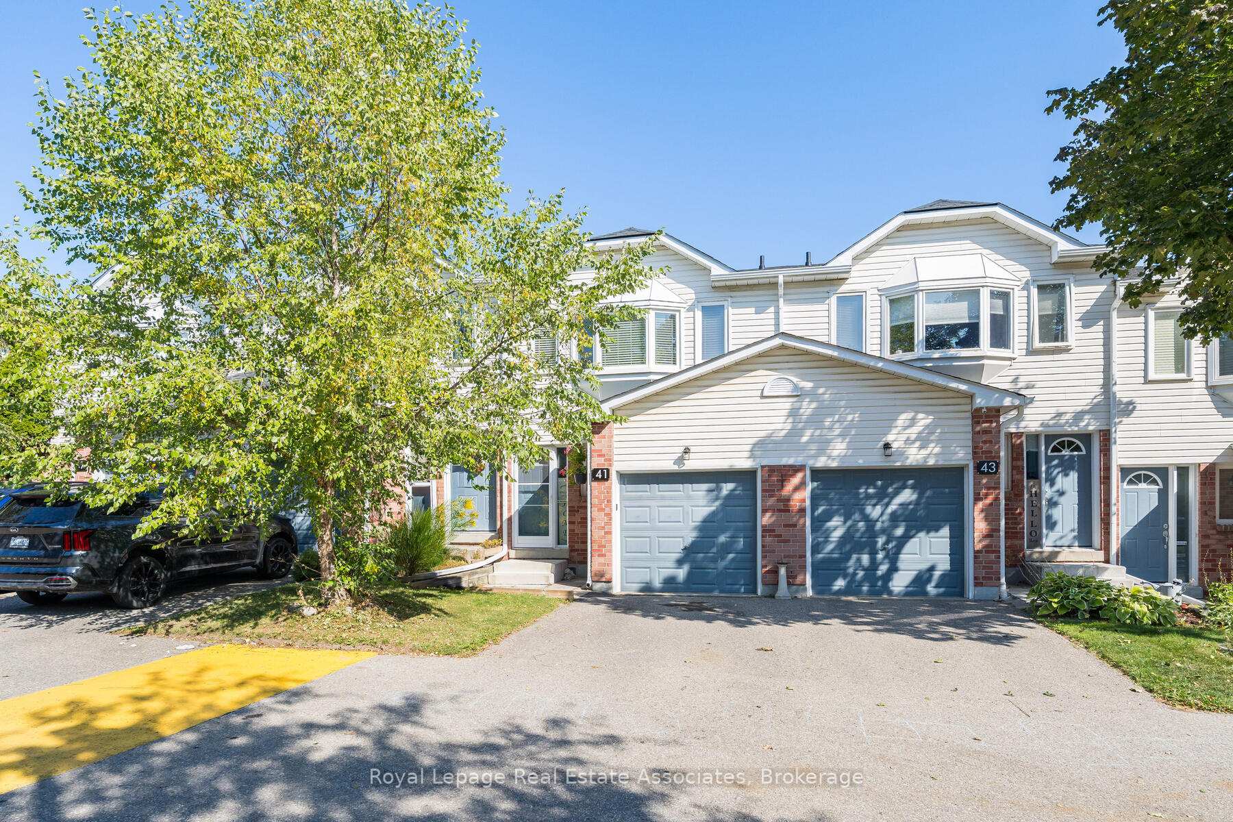 Photo 2 of 41 Corey Circle, Halton Hills, Georgetown — HOMEH