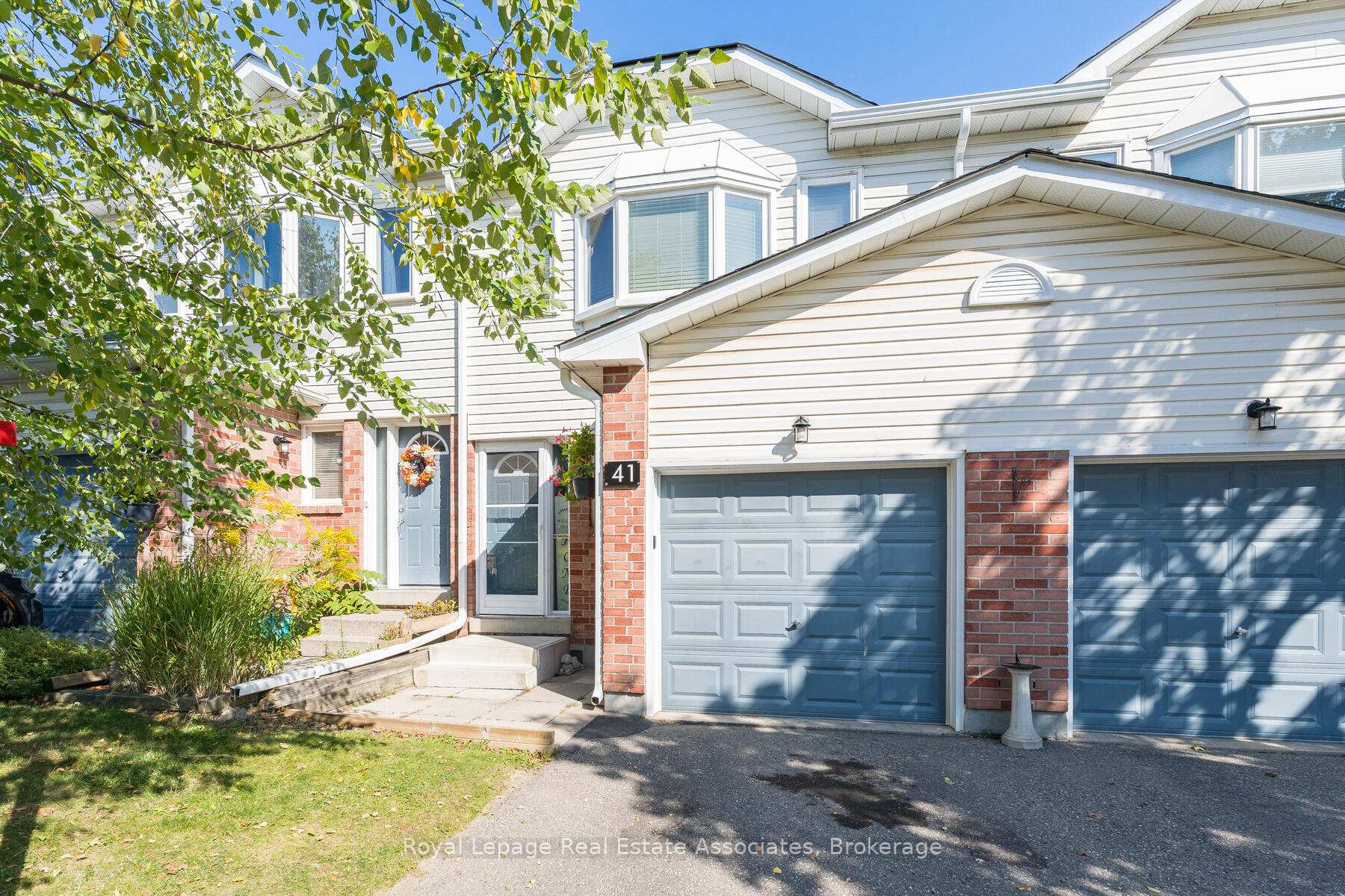 Photo 3 of 41 Corey Circle, Halton Hills, Georgetown — HOMEH