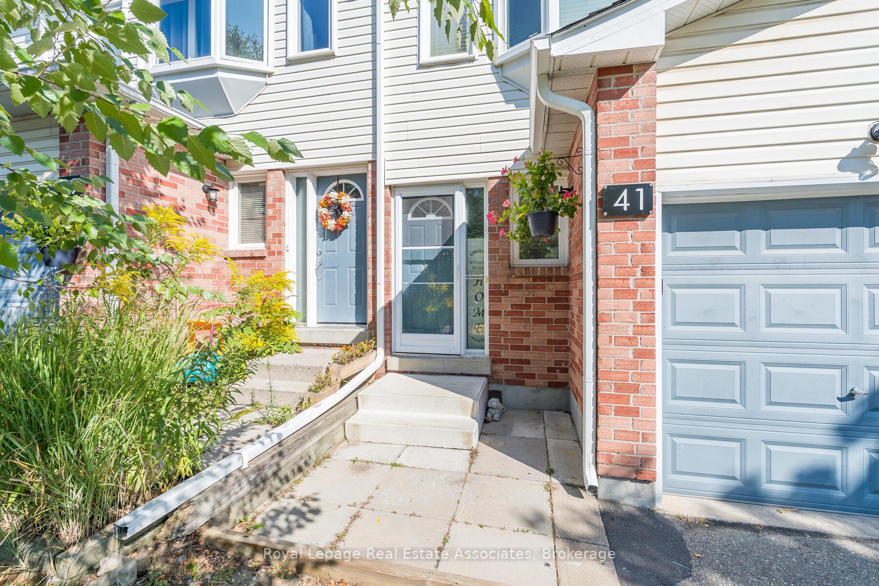 Photo 4 of 41 Corey Circle, Halton Hills, Georgetown — HOMEH