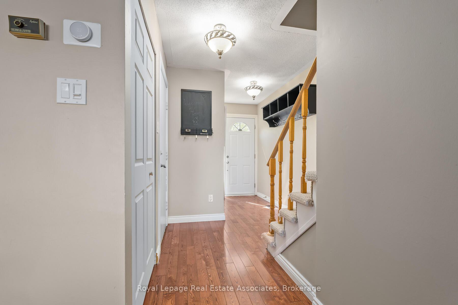 Photo 5 of 41 Corey Circle, Halton Hills, Georgetown — HOMEH