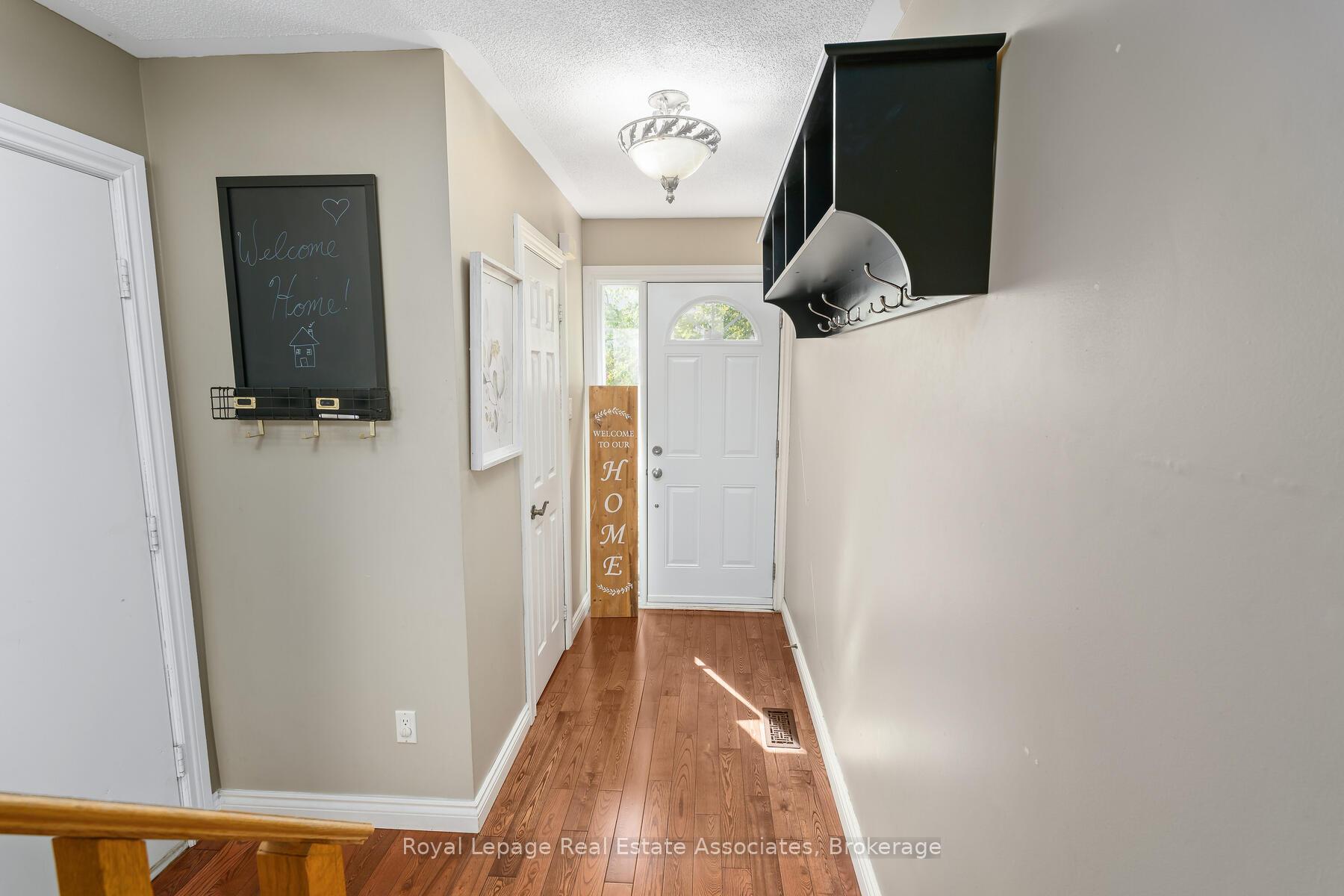 Photo 6 of 41 Corey Circle, Halton Hills, Georgetown — HOMEH
