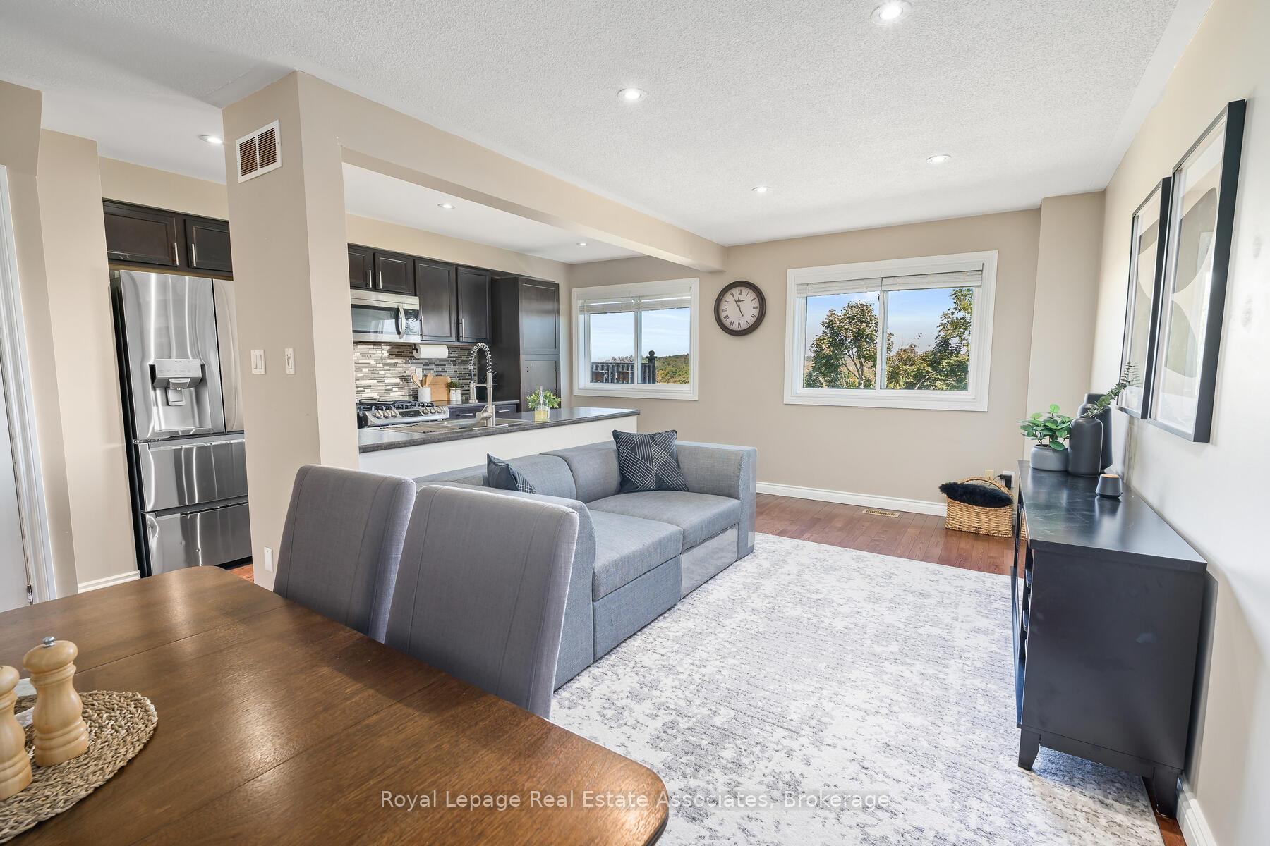 Photo 10 of 41 Corey Circle, Halton Hills, Georgetown — HOMEH