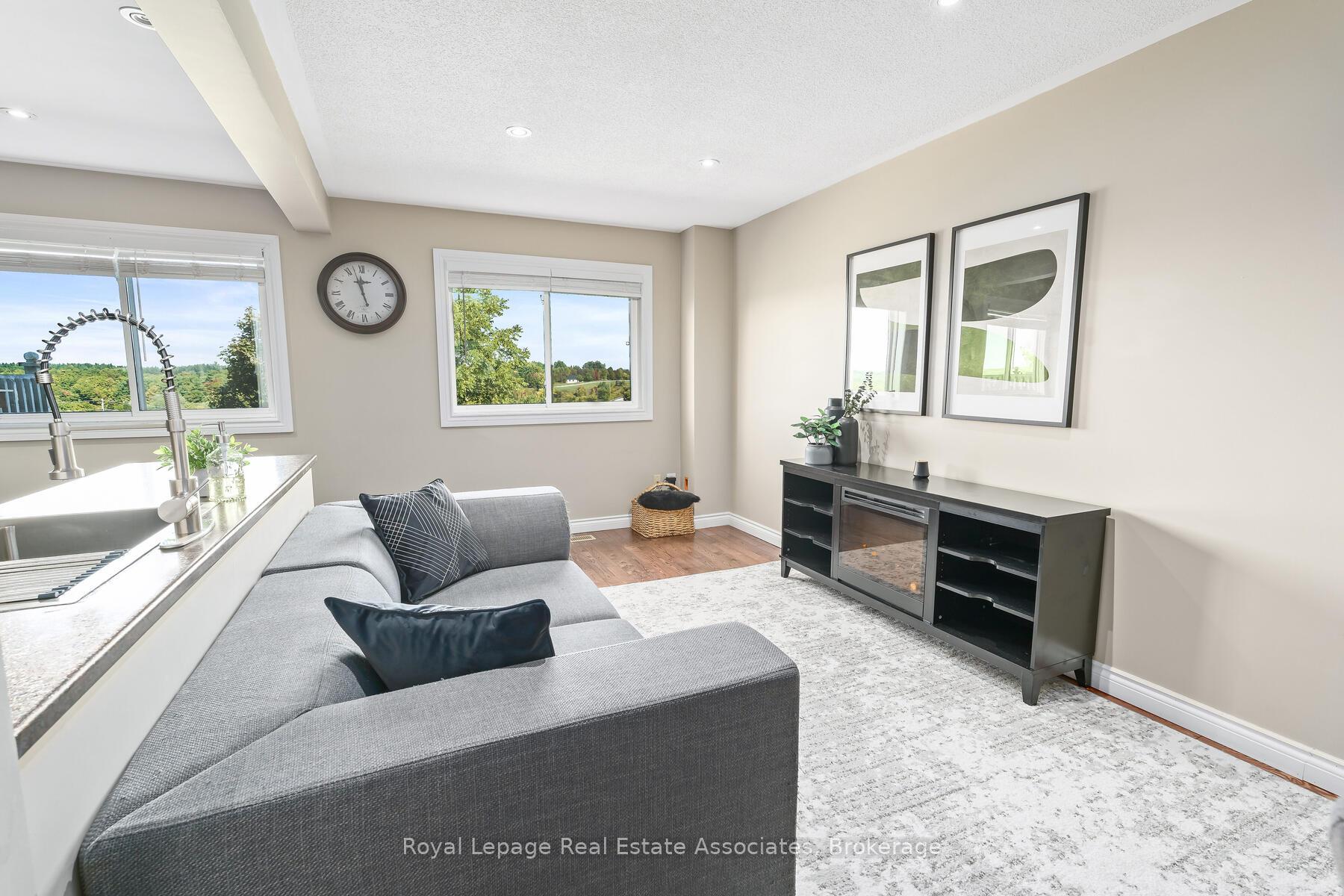 Photo 12 of 41 Corey Circle, Halton Hills, Georgetown — HOMEH