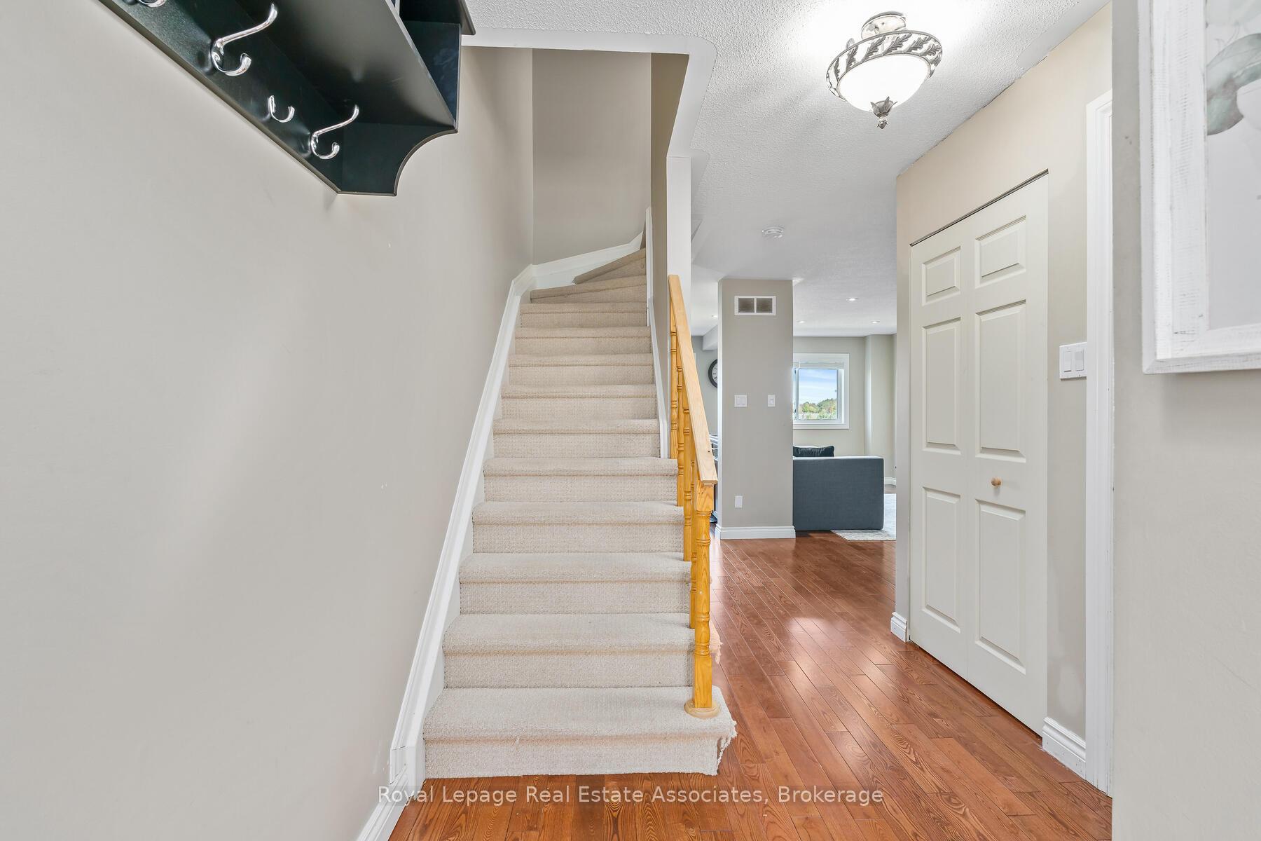Photo 23 of 41 Corey Circle, Halton Hills, Georgetown — HOMEH