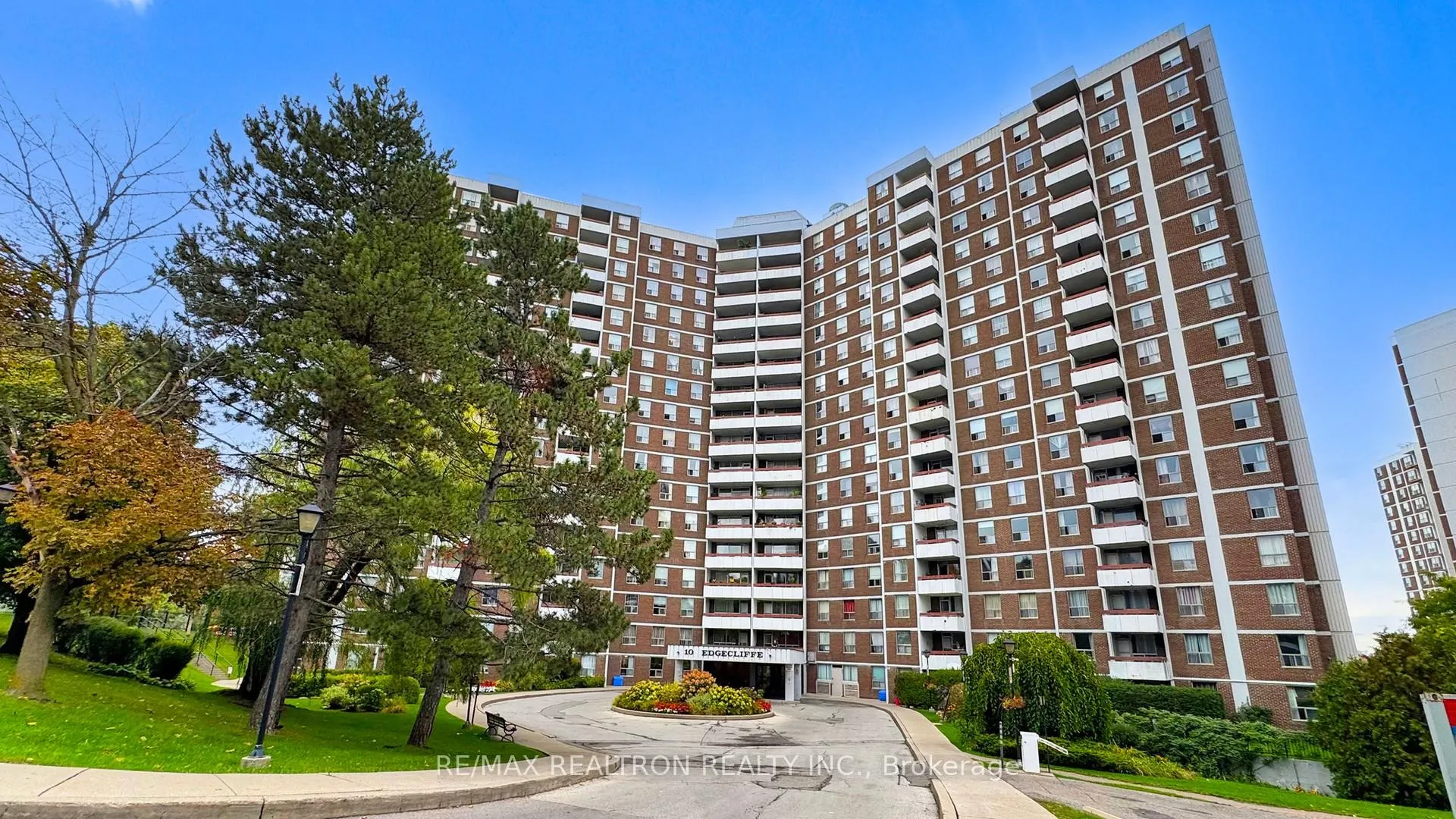 Front of Unit 1918, 10 Edgecliffe Golfway