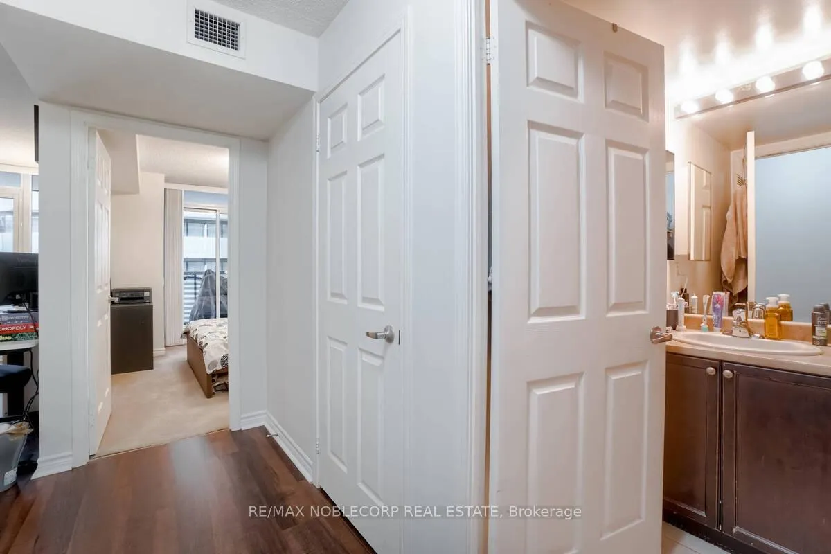 Photo 11 of Unit 807, 19 Grand Trunk Crescent, Toronto, Waterfront Communities — HOMEH