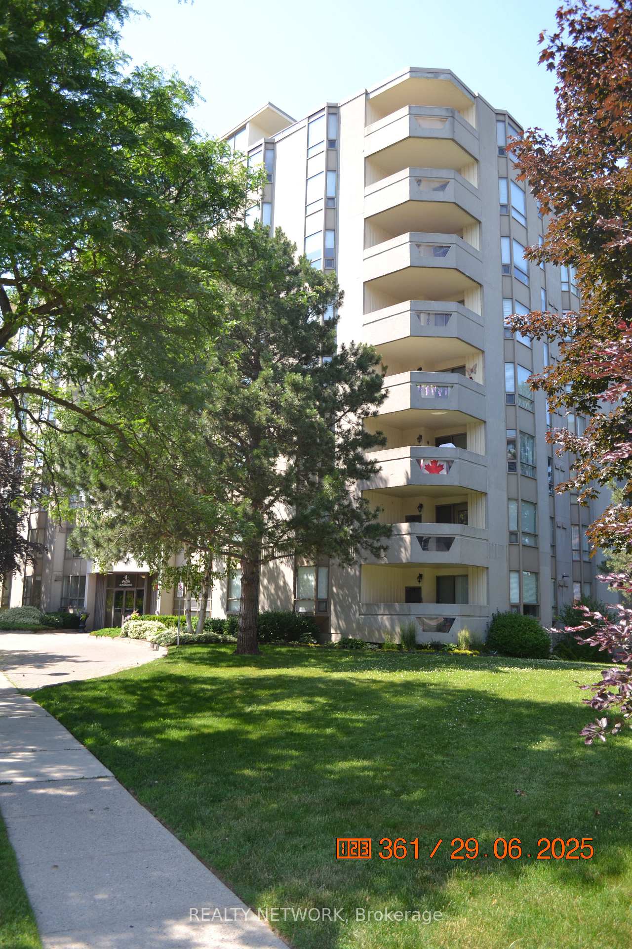 Photo 2 of Unit 811, 8 Village Green Boulevard, Hamilton, Stoney Creek — HOMEH