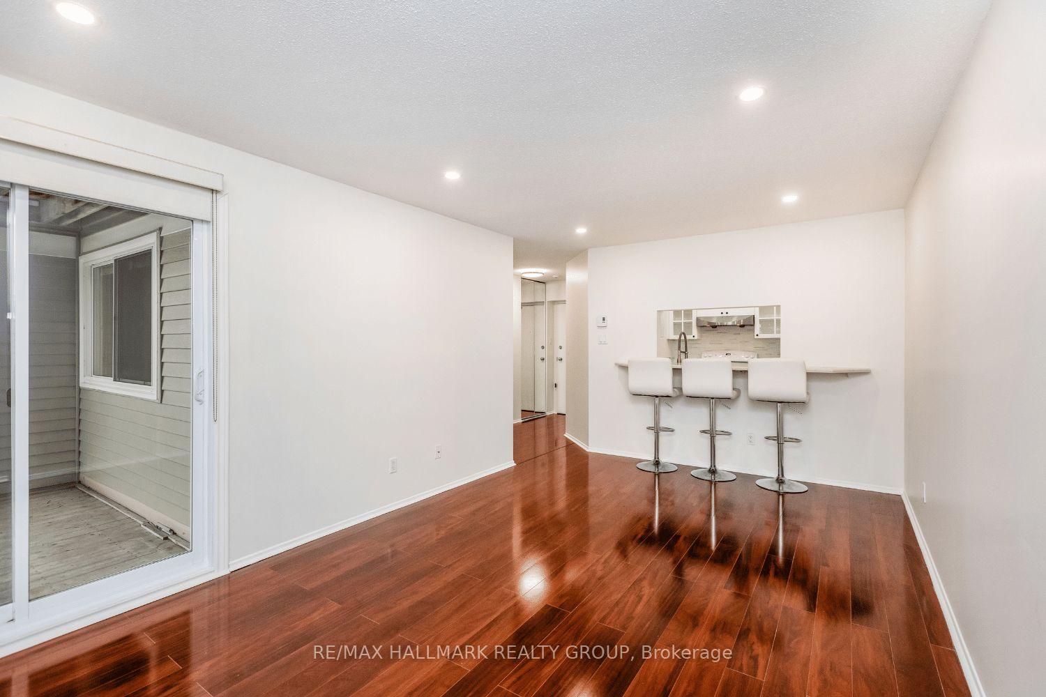 Photo 8 of Unit 305, 270 Brittany Drive, Ottawa, Viscount Alexander Park — HOMEH