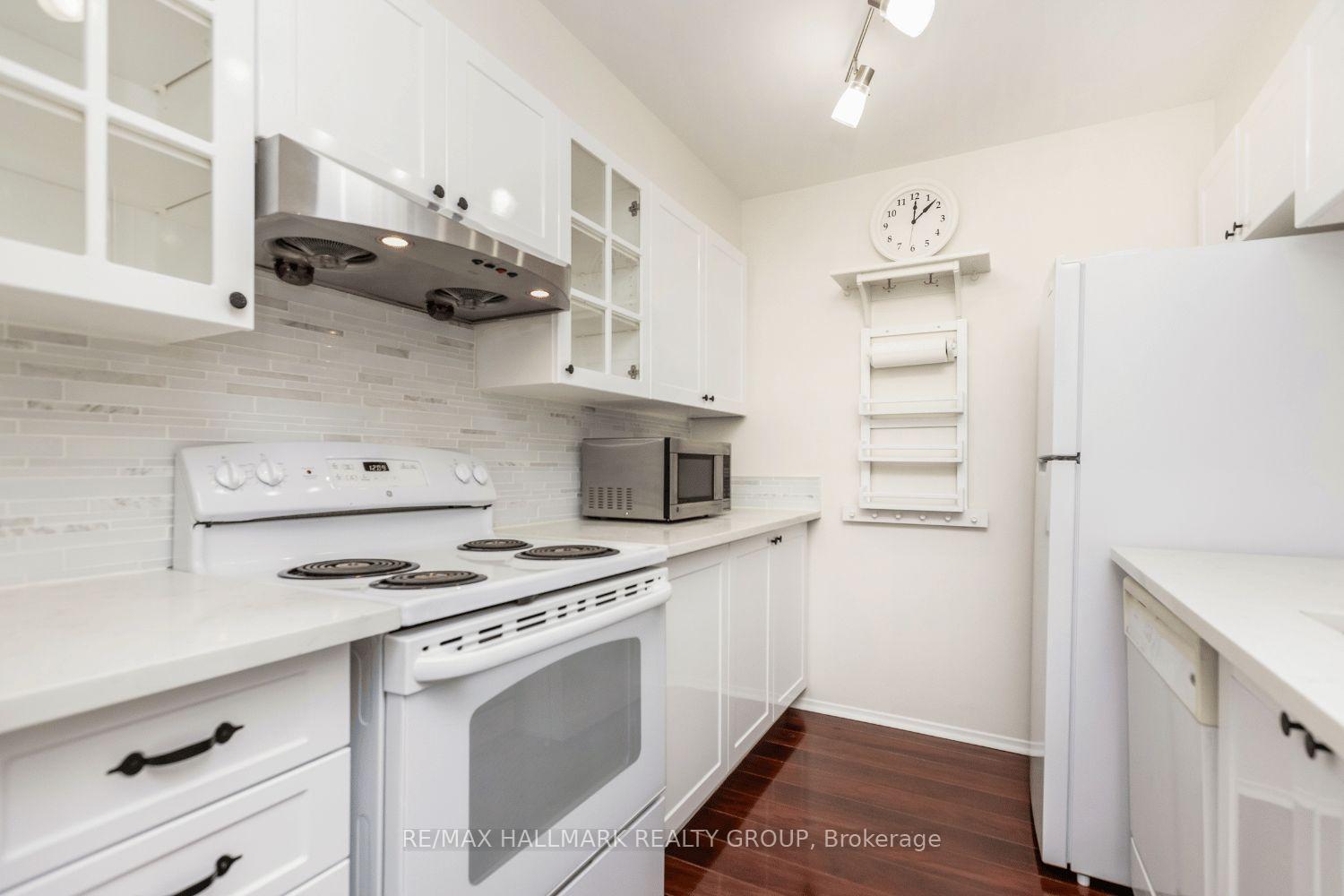 Photo 11 of Unit 305, 270 Brittany Drive, Ottawa, Viscount Alexander Park — HOMEH