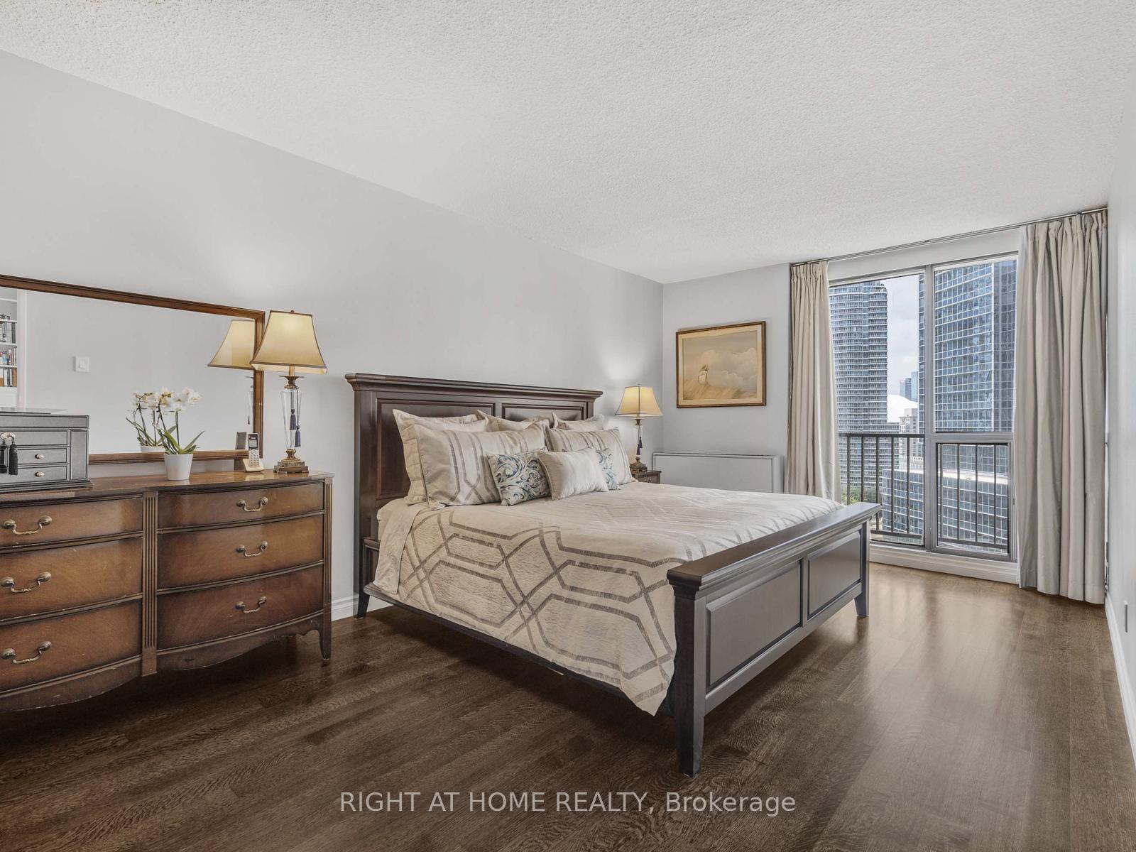Photo 16 of Unit 1624, 33 Harbour Square, Toronto, Waterfront Communities — HOMEH