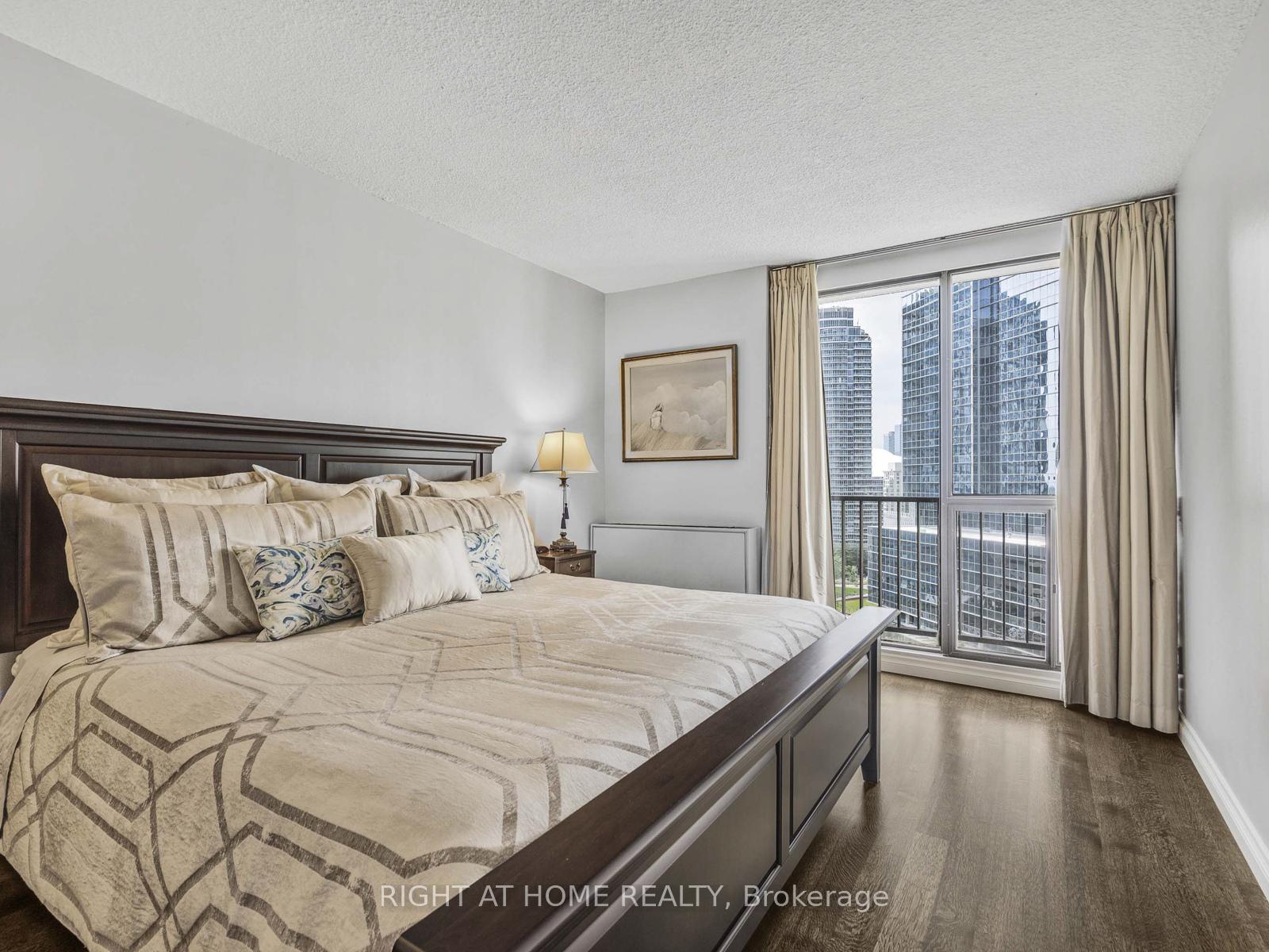 Photo 18 of Unit 1624, 33 Harbour Square, Toronto, Waterfront Communities — HOMEH