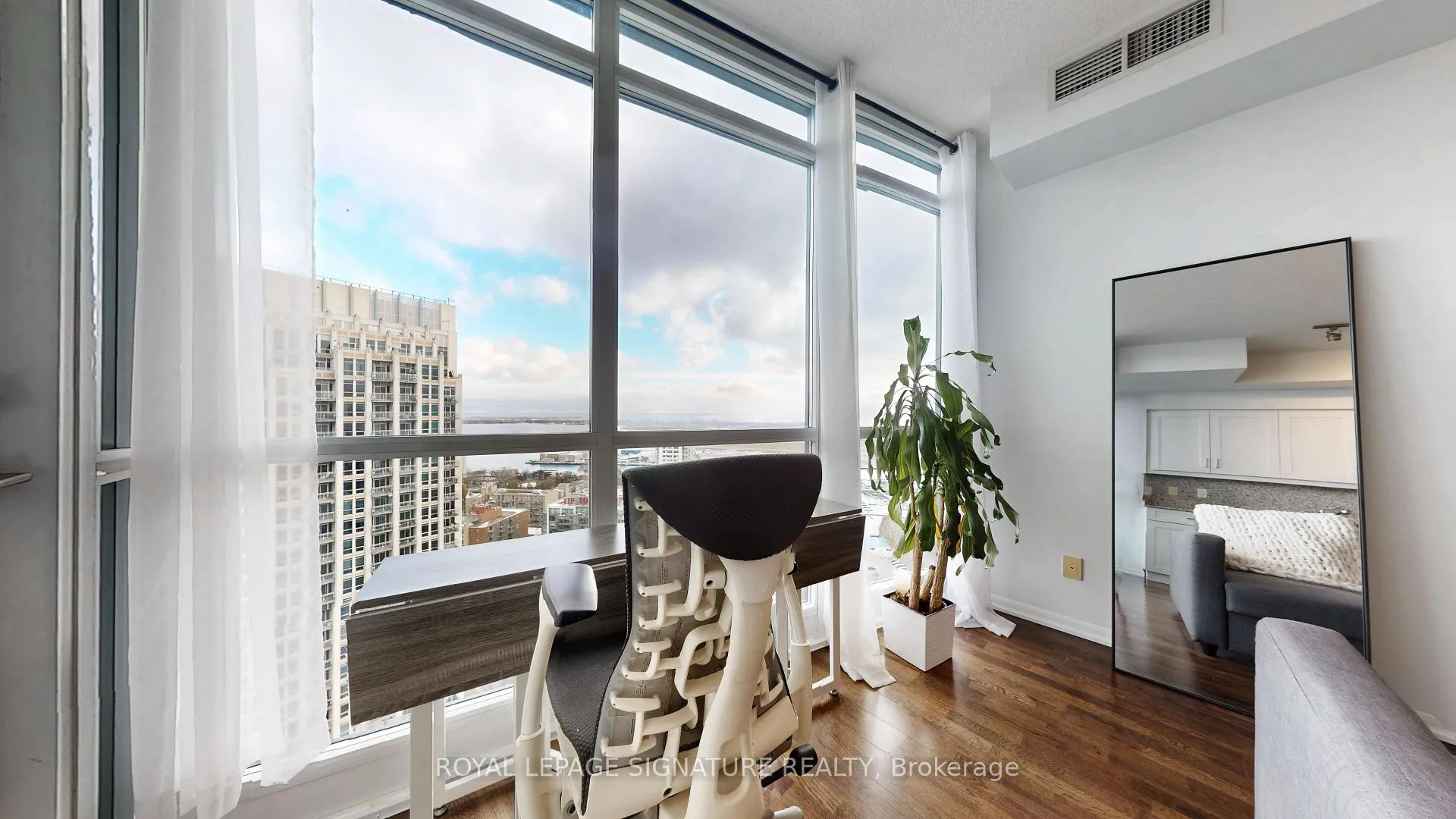 Photo 4 of Unit 3403, 215 Fort York Boulevard, Toronto, Niagara — HOMEH