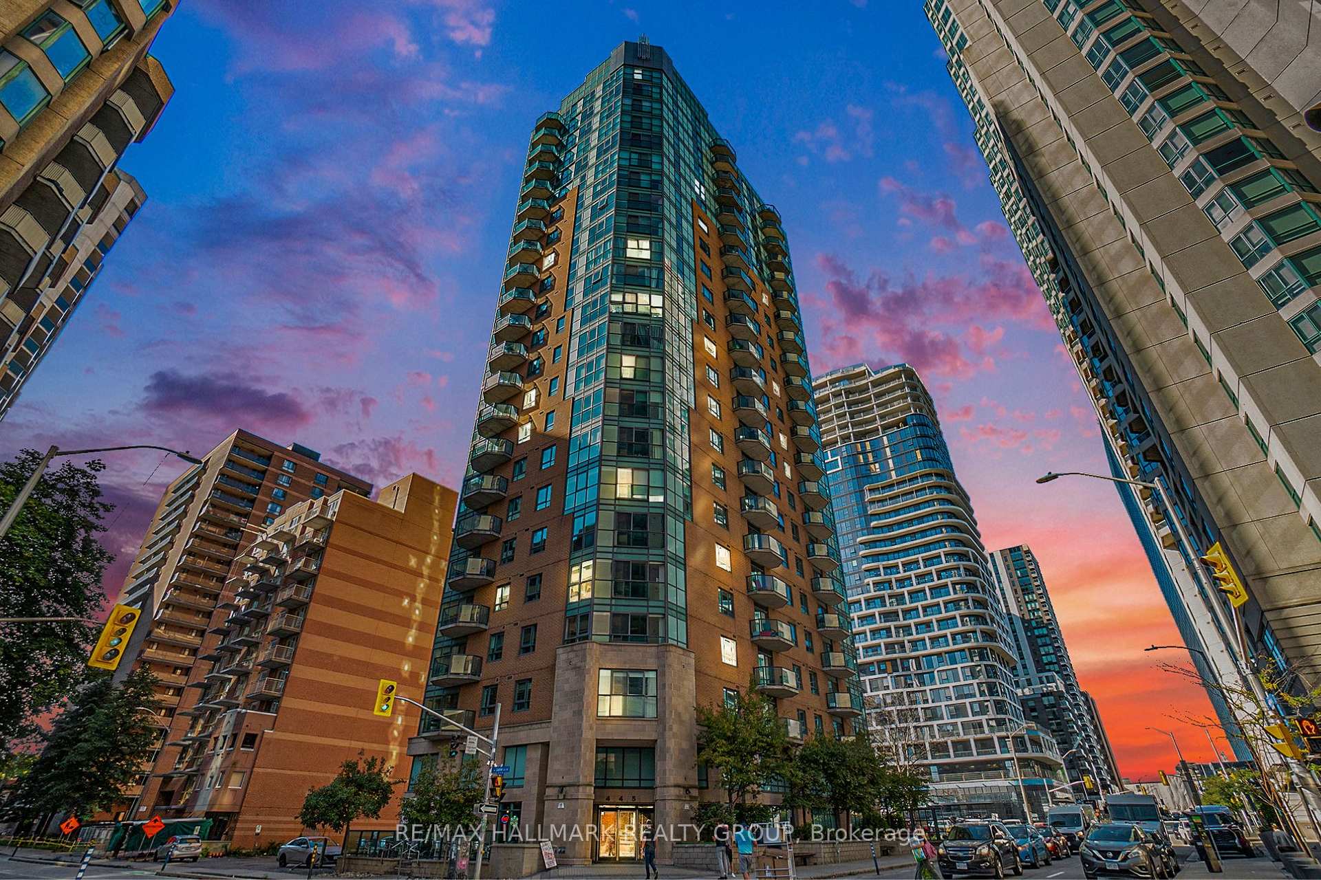 Front of Unit 1601, 445 Laurier Avenue W