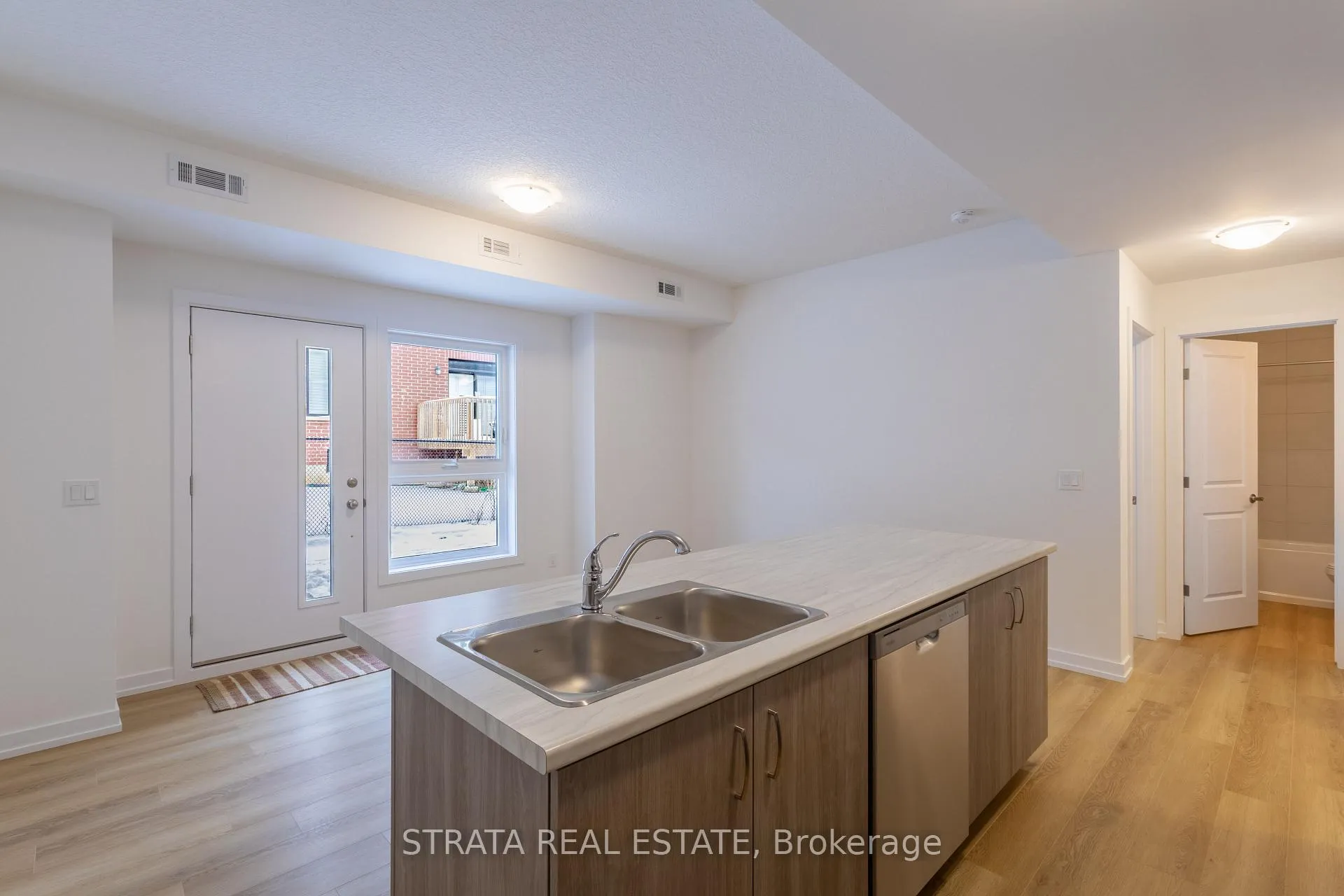 Photo 3 of Unit 14, 70 Kenesky Drive, Hamilton, Waterdown — HOMEH