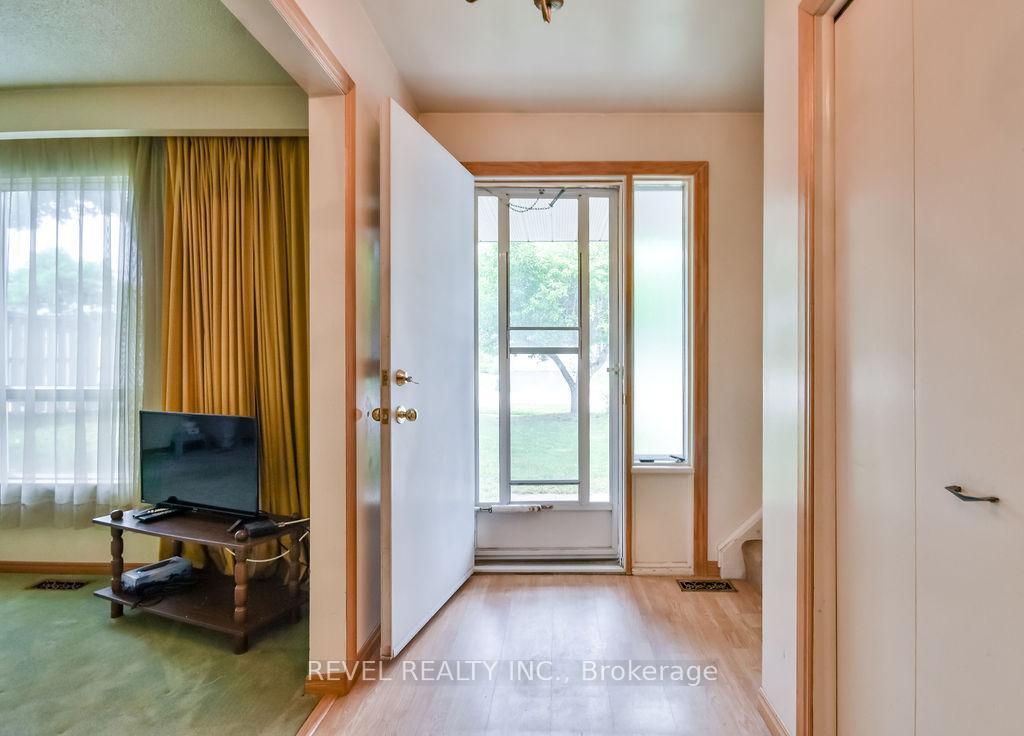 Photo 3 of 37 Broadmoor Avenue, Barrie, Allandale Heights — HOMEH
