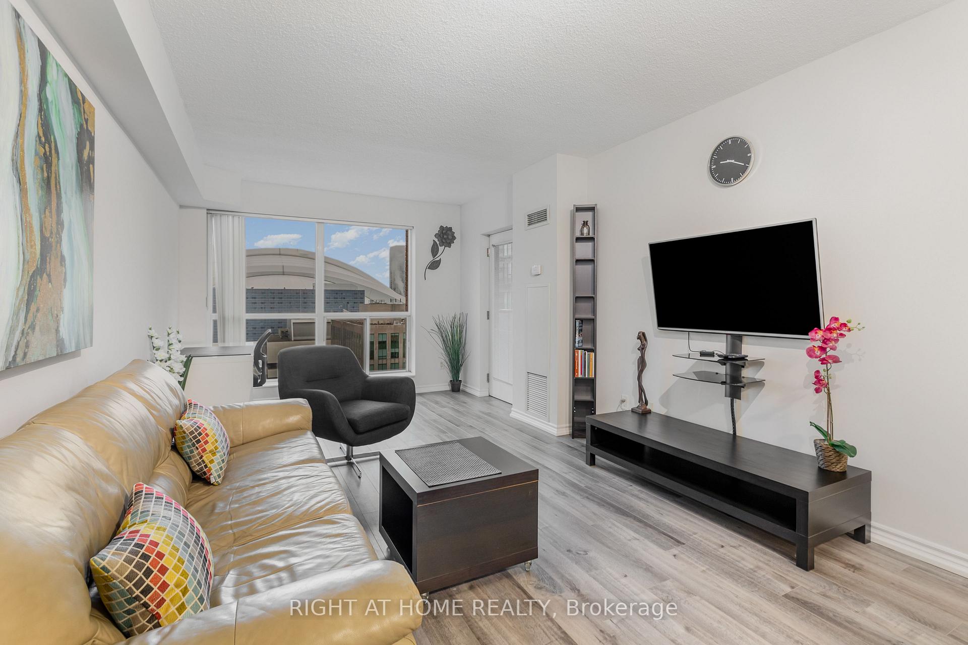 Front of Unit 1537, 250 Wellington Street W