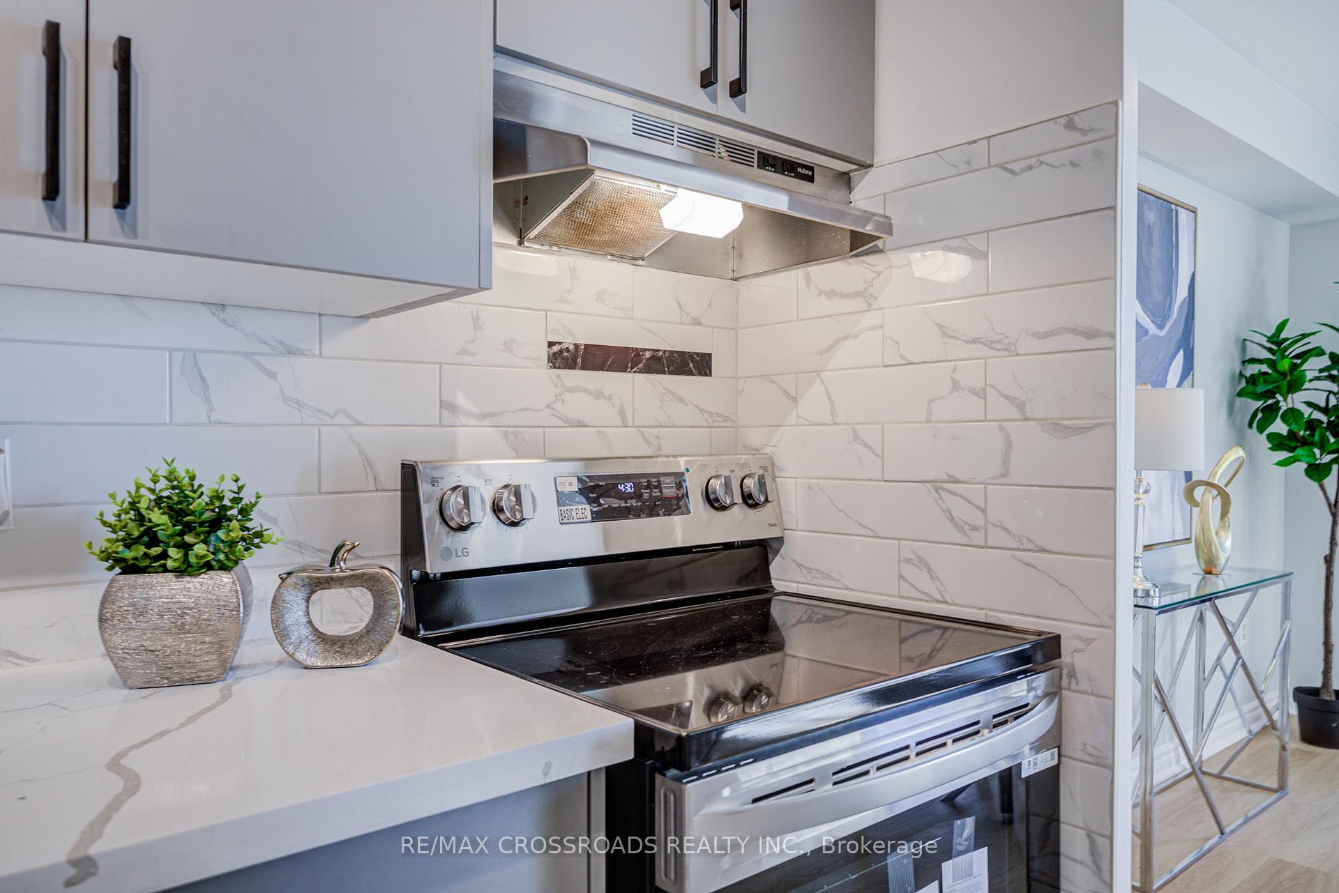 Photo 8 of Unit 1202, 5 Massey Square, Toronto, Crescent Town — HOMEH