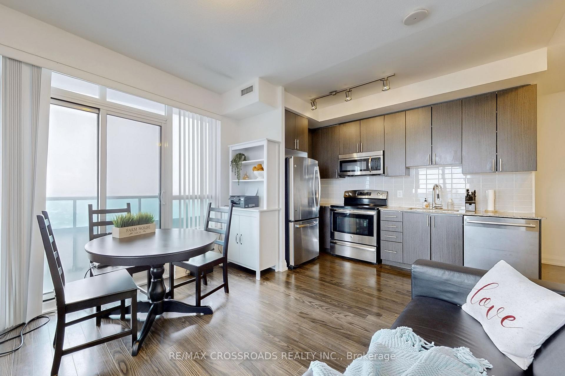 Photo 5 of Unit 2408, 7171 Yonge Street, Markham, Thornhill — HOMEH